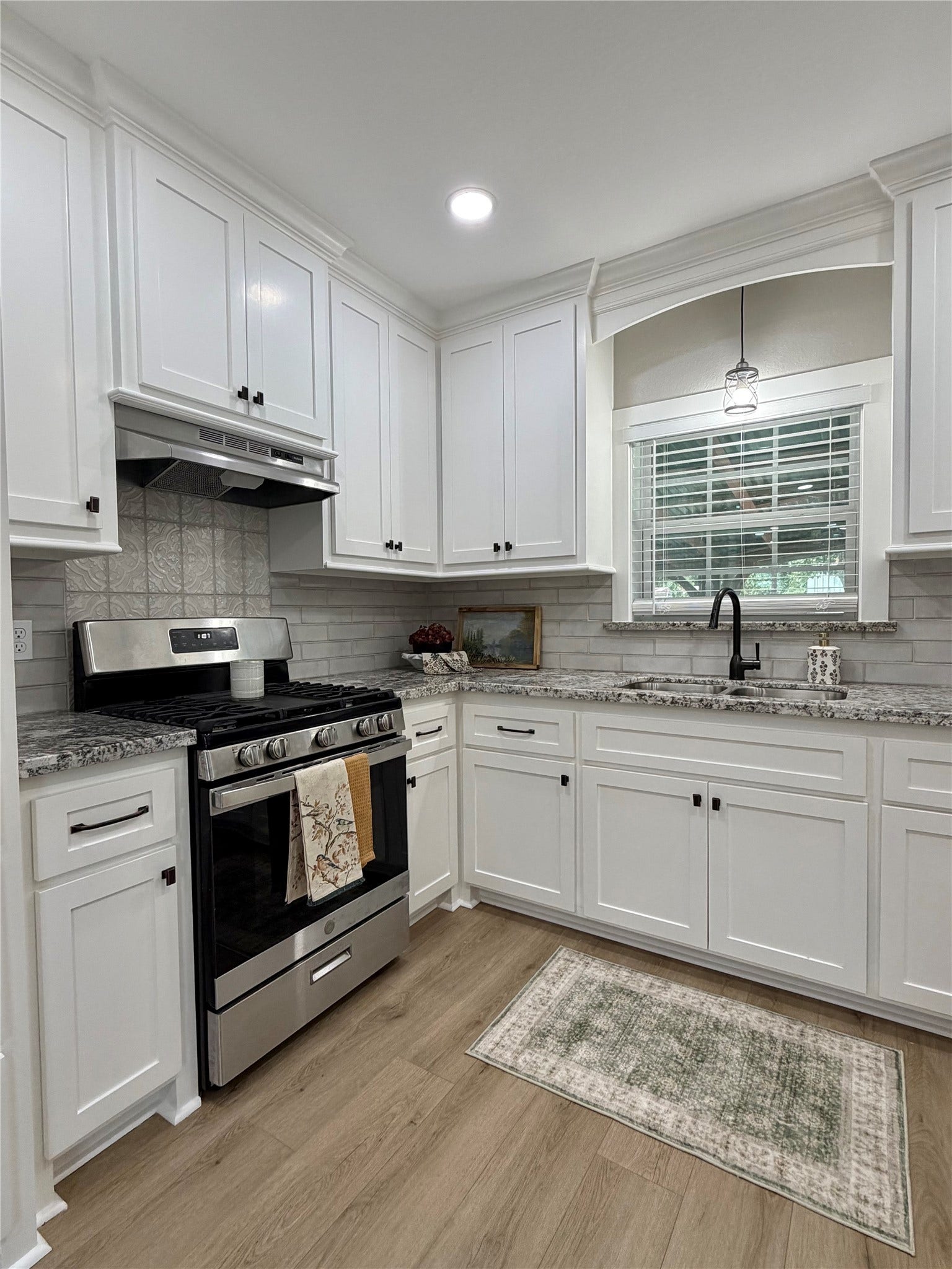 813 N Valderas Street, Angleton, TX 77515 813 N Valderas Street, Angleton, TX 77515