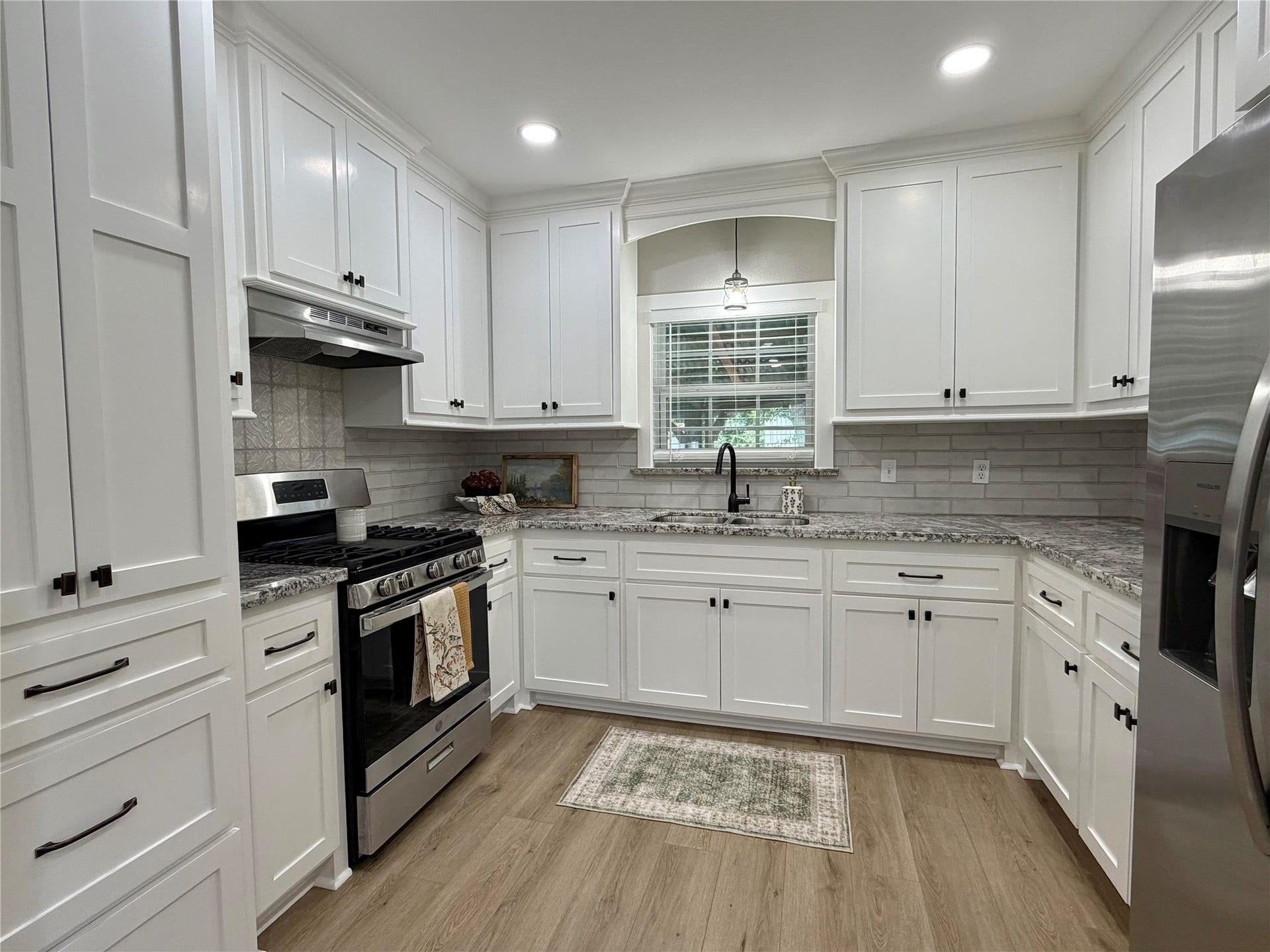 813 N Valderas Street, Angleton, TX 77515 813 N Valderas Street, Angleton, TX 77515
