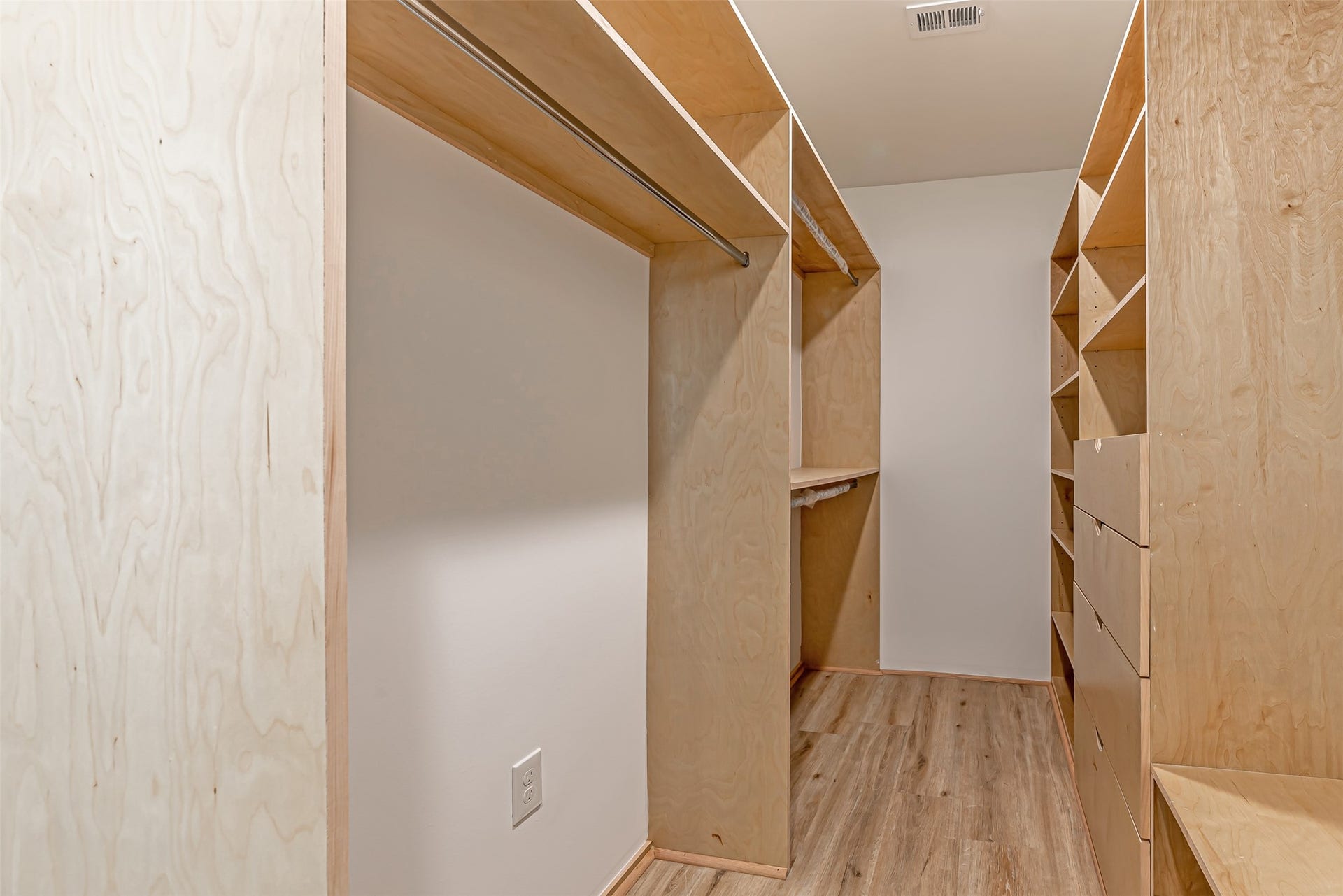 15000 S Richmond Avenue, #5, Houston, TX 77082 Large walk-in closet on the third floor