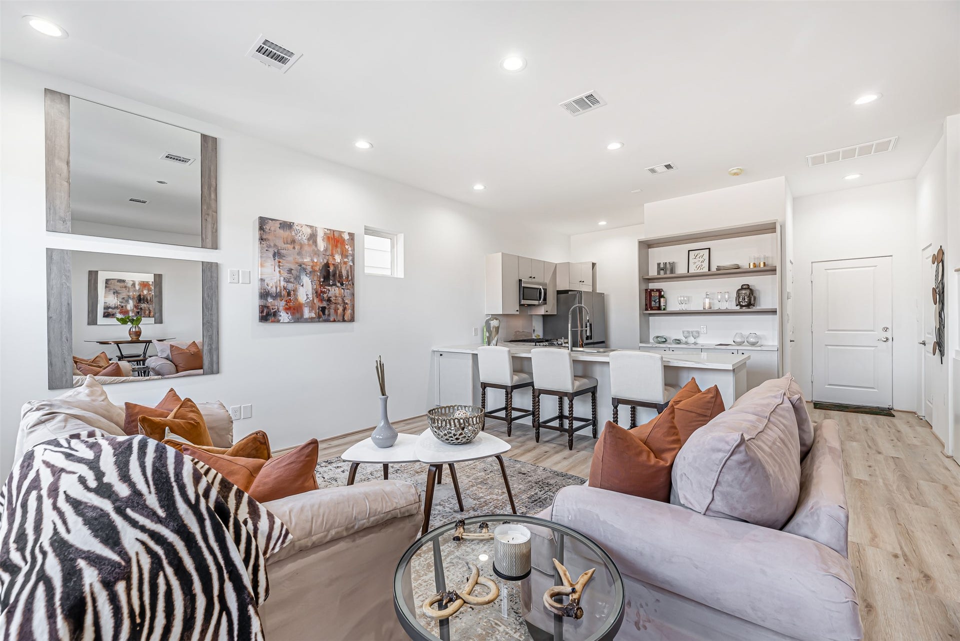 15000 S Richmond Avenue, #5, Houston, TX 77082 Enter to an open concept floor plan that is great for entertaining.