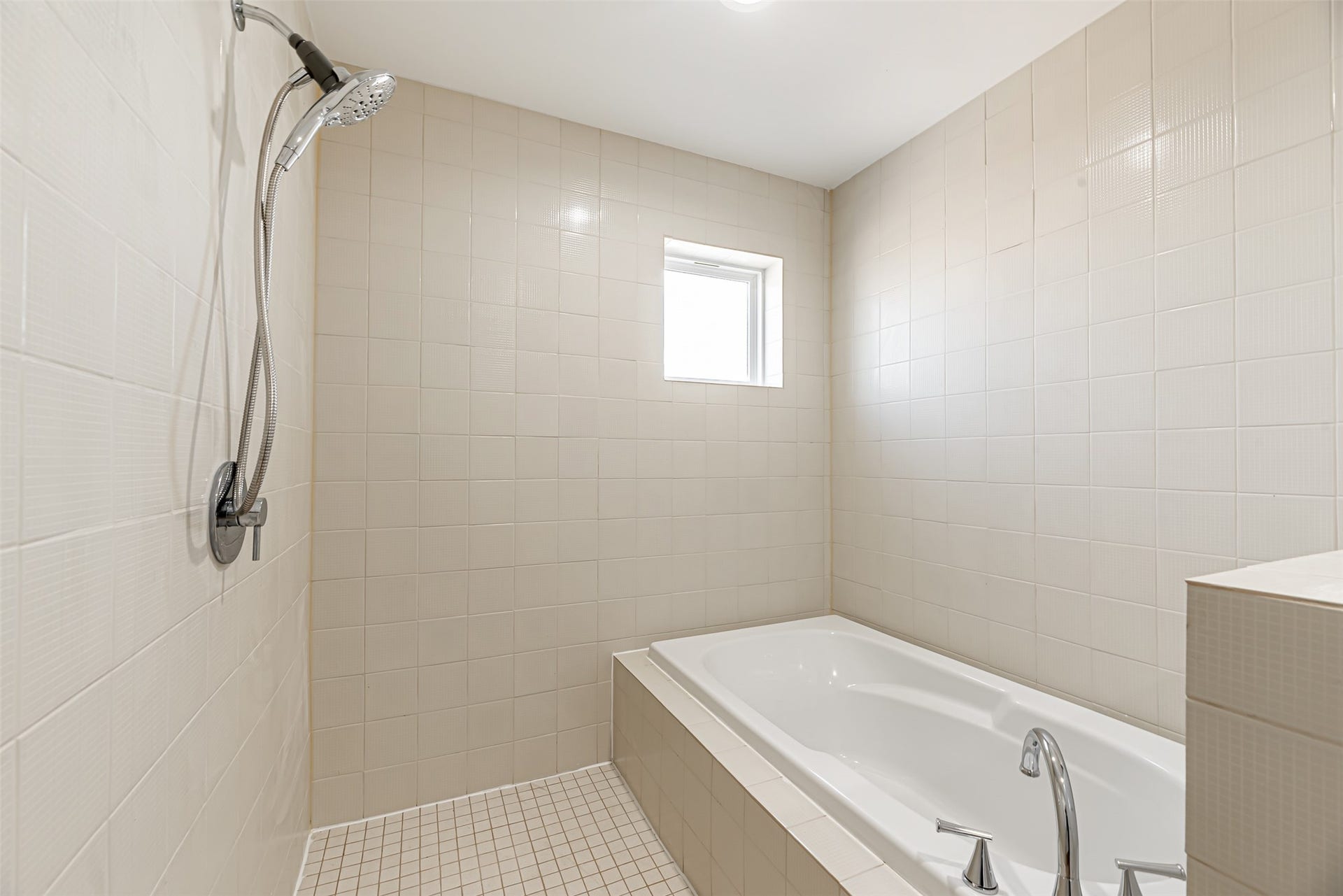 15000 S Richmond Avenue, #5, Houston, TX 77082 Primary Bath: Double Vanity & Hollywood style bath
