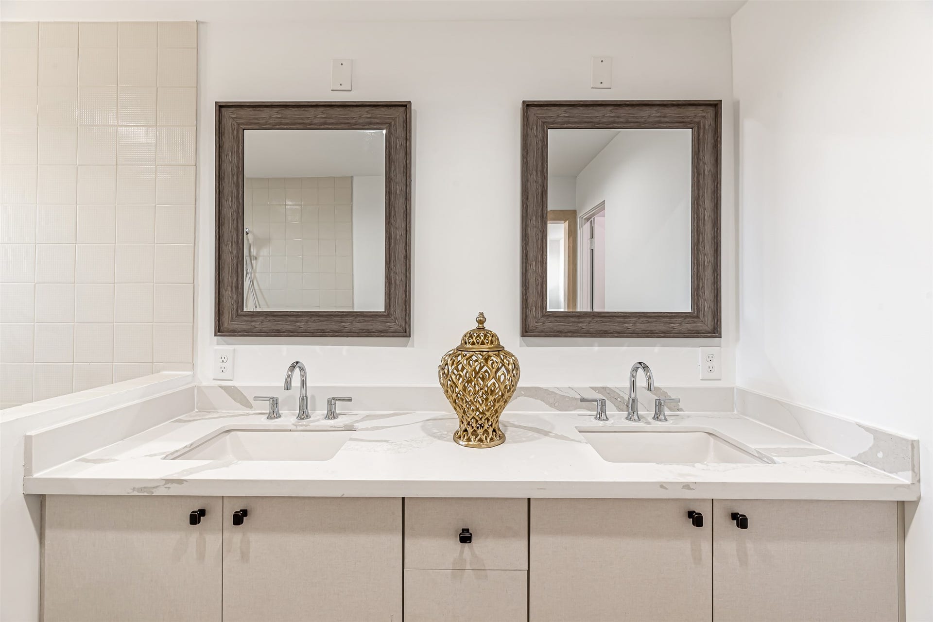15000 S Richmond Avenue, #5, Houston, TX 77082 Primary Bath: Double Vanity & Hollywood style bath