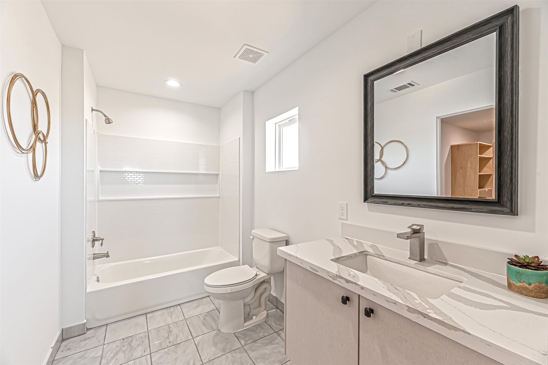 15000 S Richmond Avenue, #5, Houston, TX 77082 Secondary bathroom located on the third floor