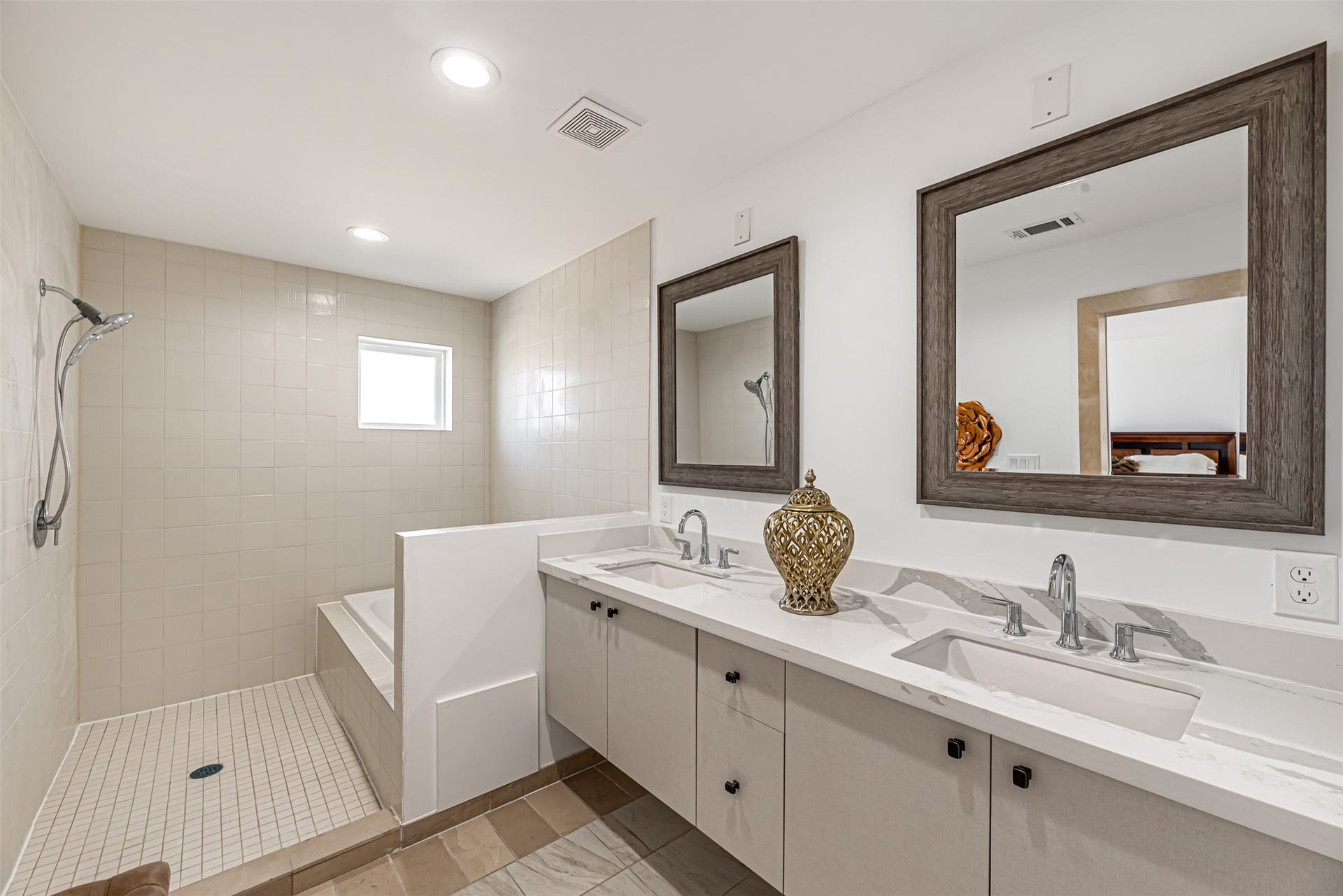 15000 S Richmond Avenue, #5, Houston, TX 77082 Primary Bath: Double Vanity & Hollywood style bath