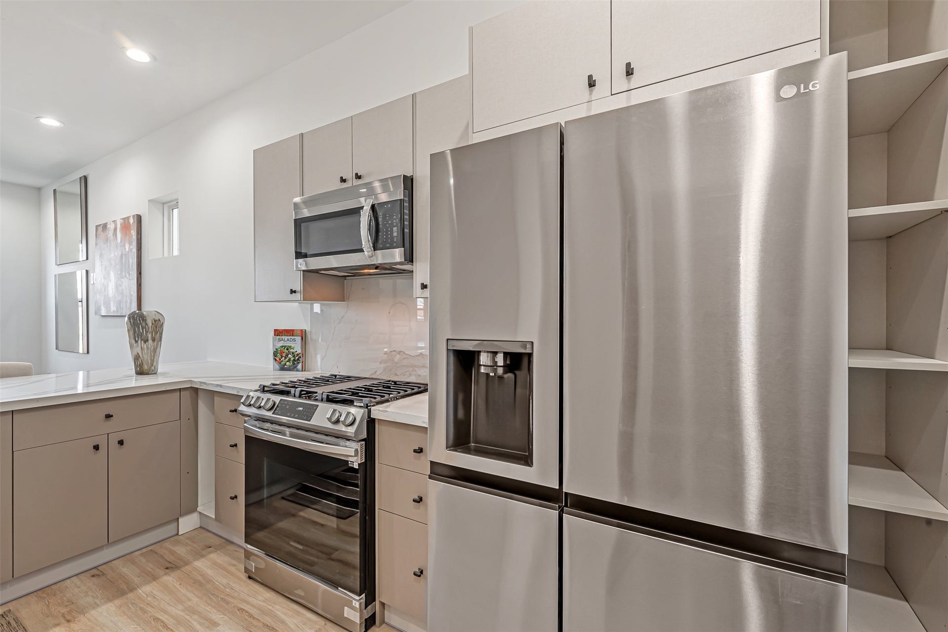 15000 S Richmond Avenue, #5, Houston, TX 77082 Kitchen comes equipped with Stainless Steel appliances & fridge!