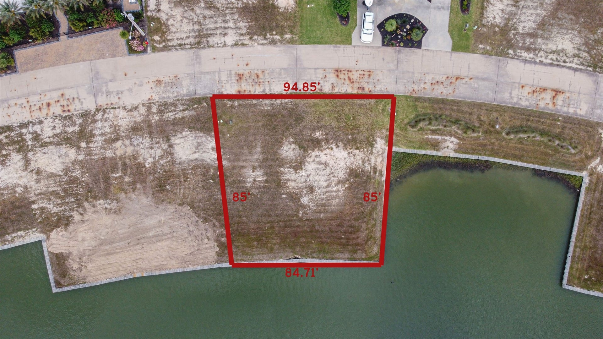14 Marathon, Hitchcock, TX 77563 Property lines are approximately.
Enjoy the views and fishing opportunities with over 84 feet of waterfrontage in the back. This homesite allows for a pier across the bulkhead and boathouse to be built next to the property in the landscape reserve area. Please ask for survey for exact dimensions and locations of the pier and boathouse designations.