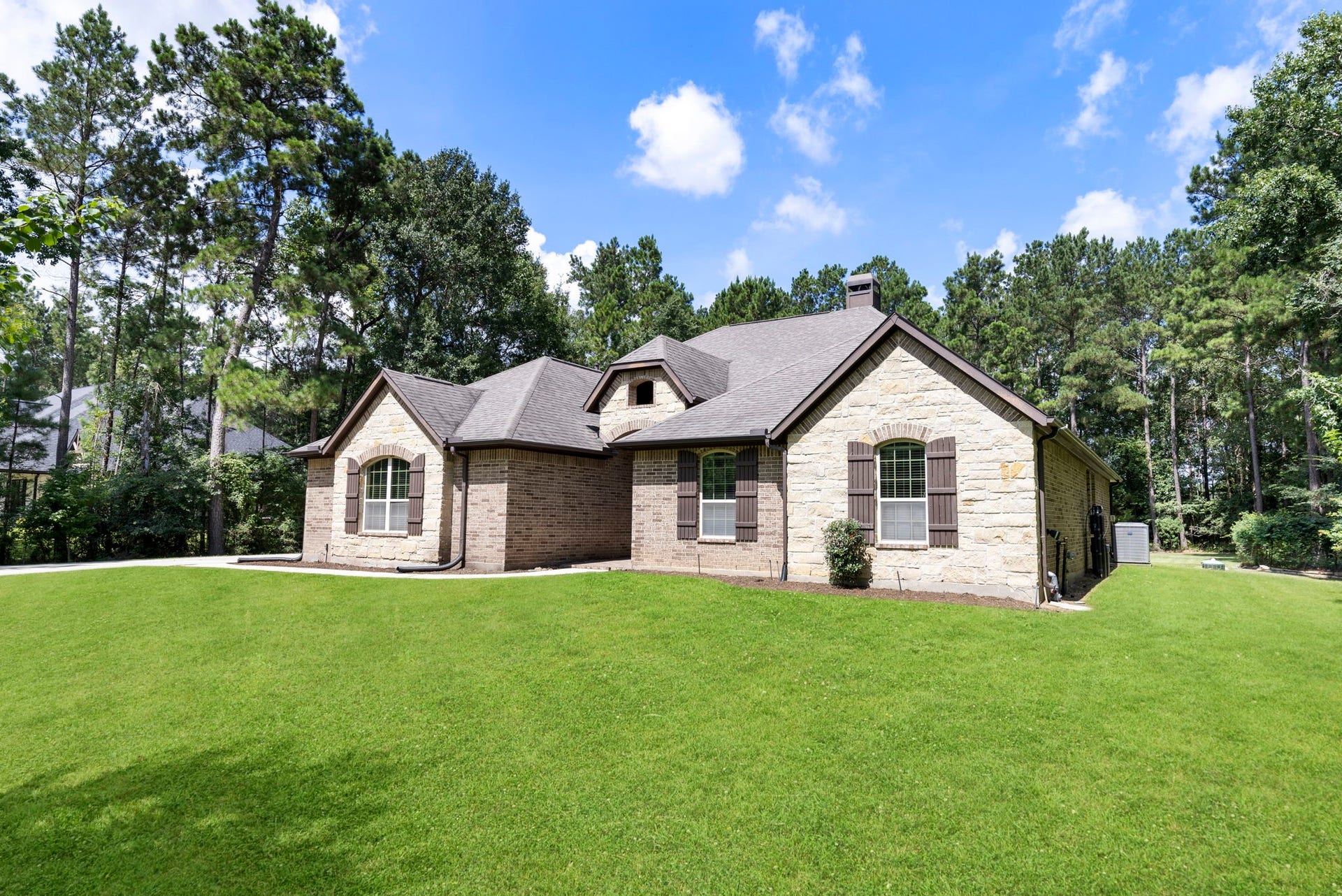 11528 Kirstens Court, Montgomery, TX 77316 Welcome to 11528 Kirsten Court in Montgomery's Grand Lake Estates.