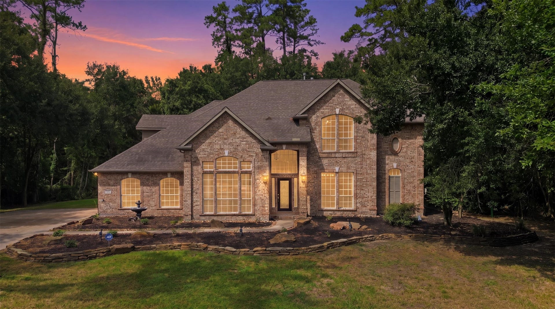 This is the kind of property that feels like a lifestyle the moment you pull in.