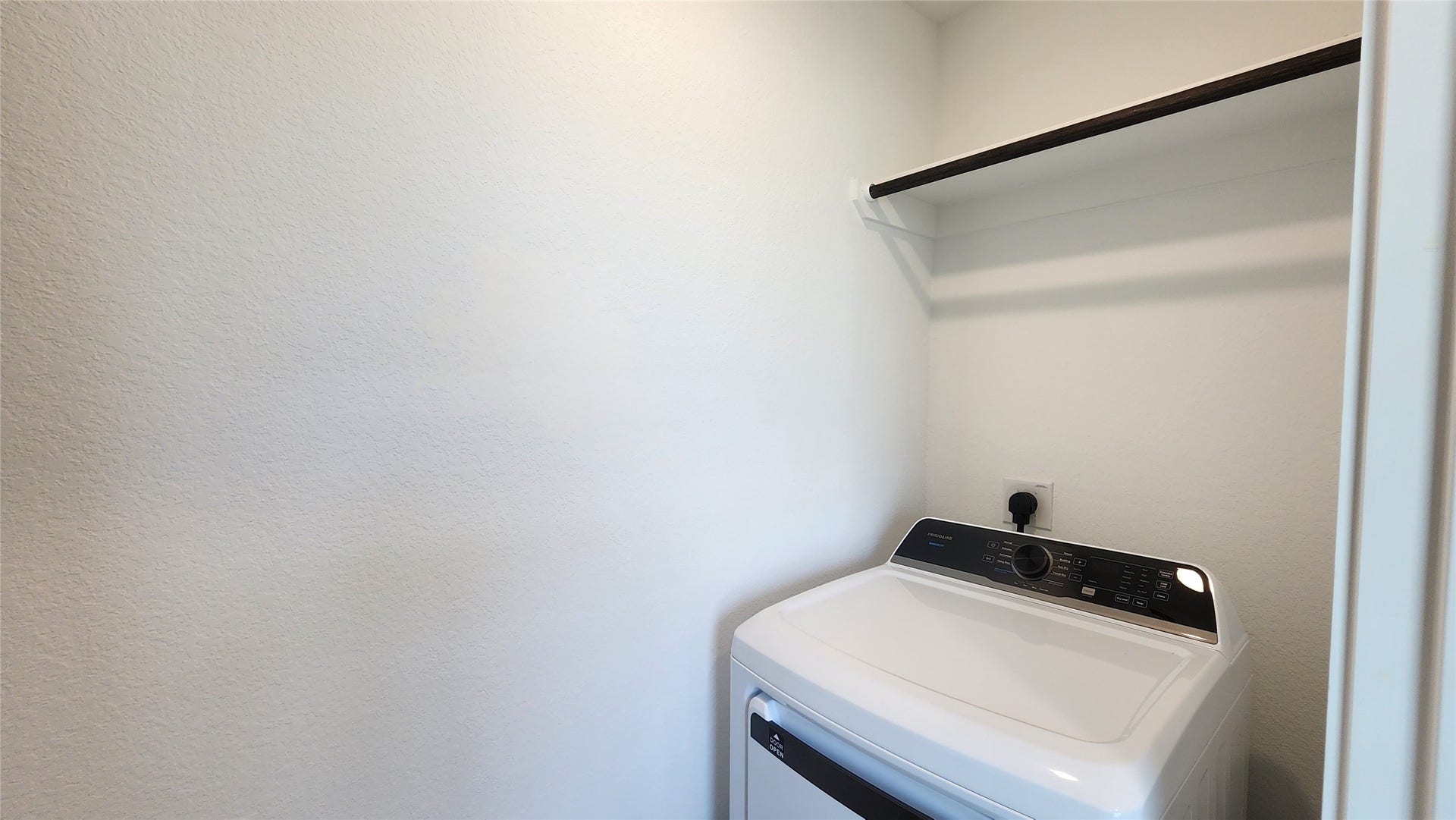 6303 Geyser Starish Drive, Katy, TX 77493 In-house laundry room