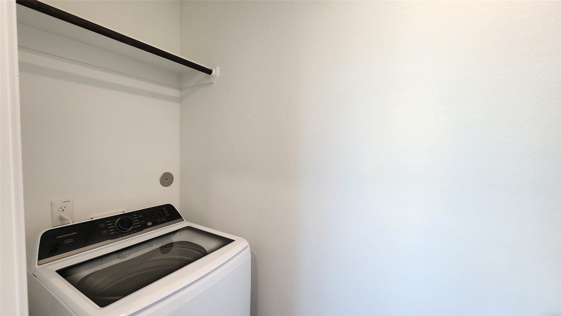 6303 Geyser Starish Drive, Katy, TX 77493 In-house laundry room