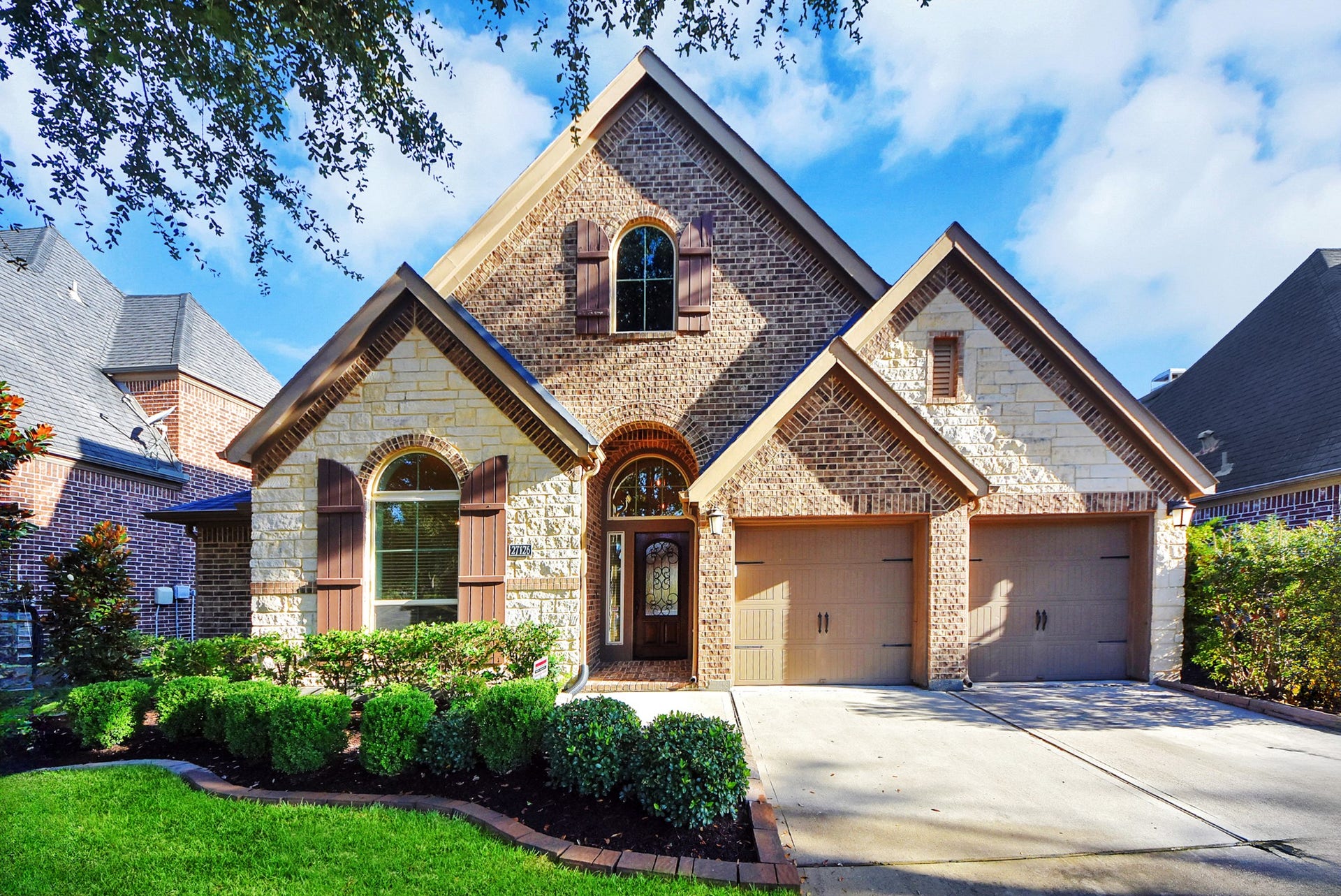 27126 Ashley Hills Court, Fulshear, TX 77441 Welcome to 27126 Ashley Hills Court, a spacious one-story home in Cross Creek Ranch.