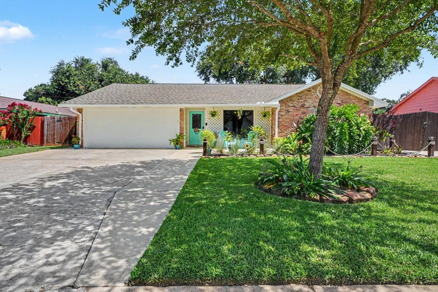Property photo for 5003 Meadow Lark Lane, Dickinson, TX