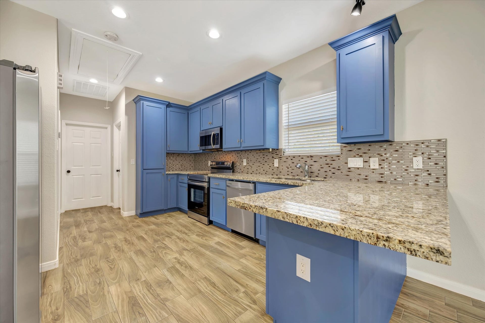 904 W Sealy Street, #A-B, Alvin, TX 77511 Unit B Kitchen with breakfast bar