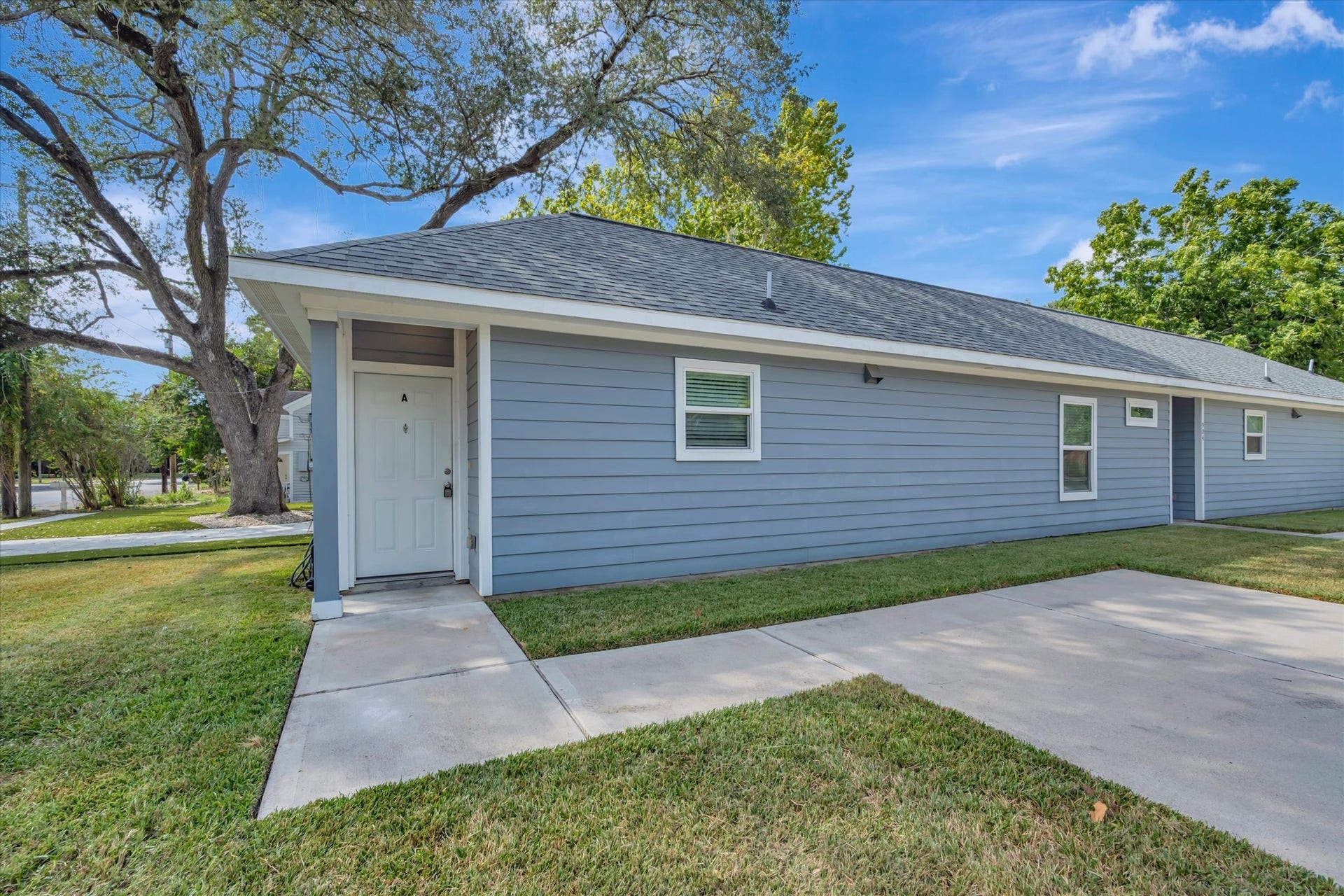 904 W Sealy Street, #A-B, Alvin, TX 77511 Unit A - double-wide driveway