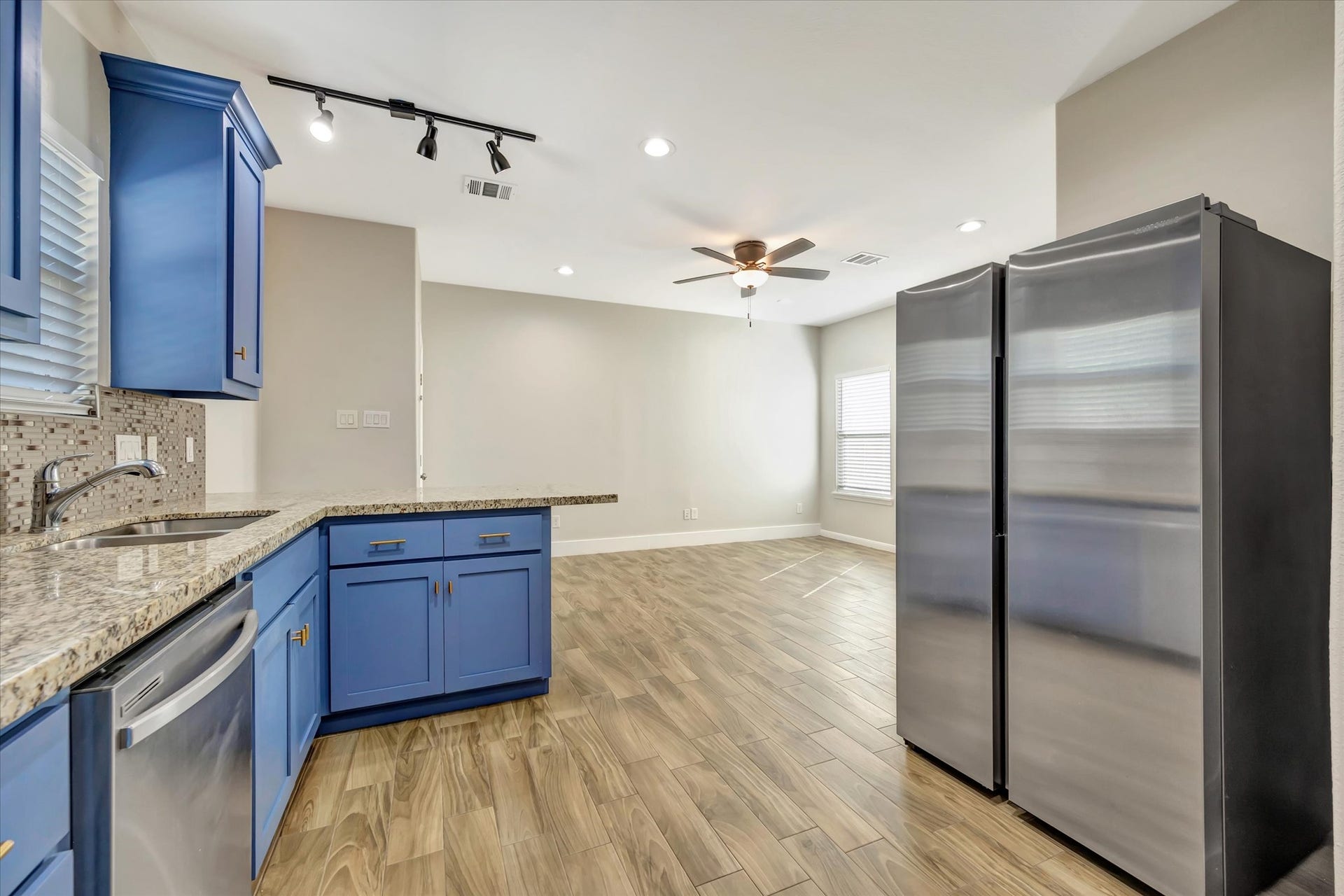 904 W Sealy Street, #A-B, Alvin, TX 77511 Unit B has stainless steel appliances