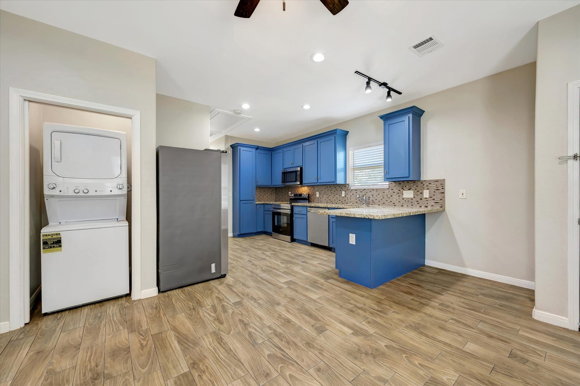 904 W Sealy Street, #A-B, Alvin, TX 77511 Stacked Washer/Dryer included