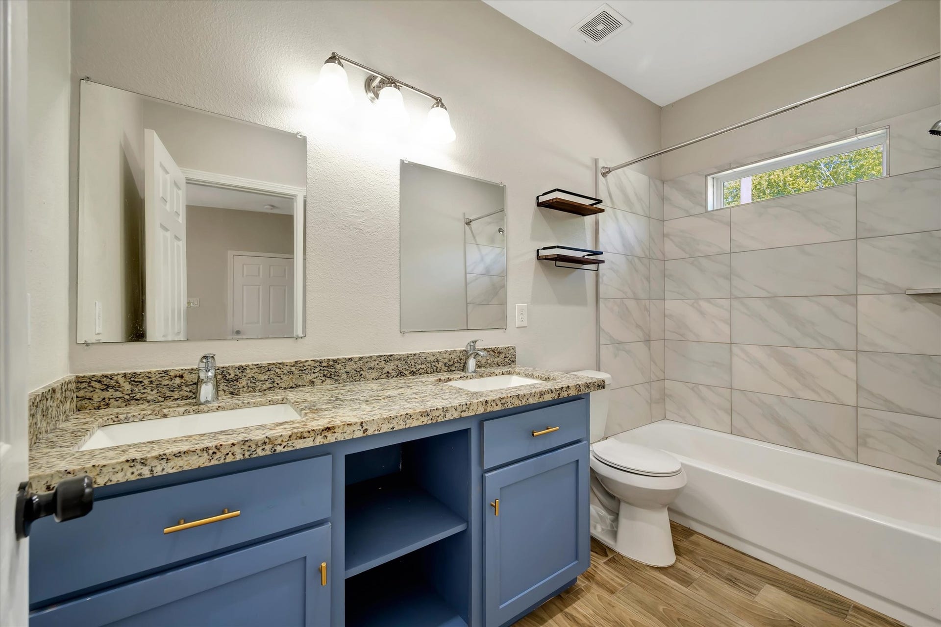 904 W Sealy Street, #A-B, Alvin, TX 77511 Unit B Primary Bathroom