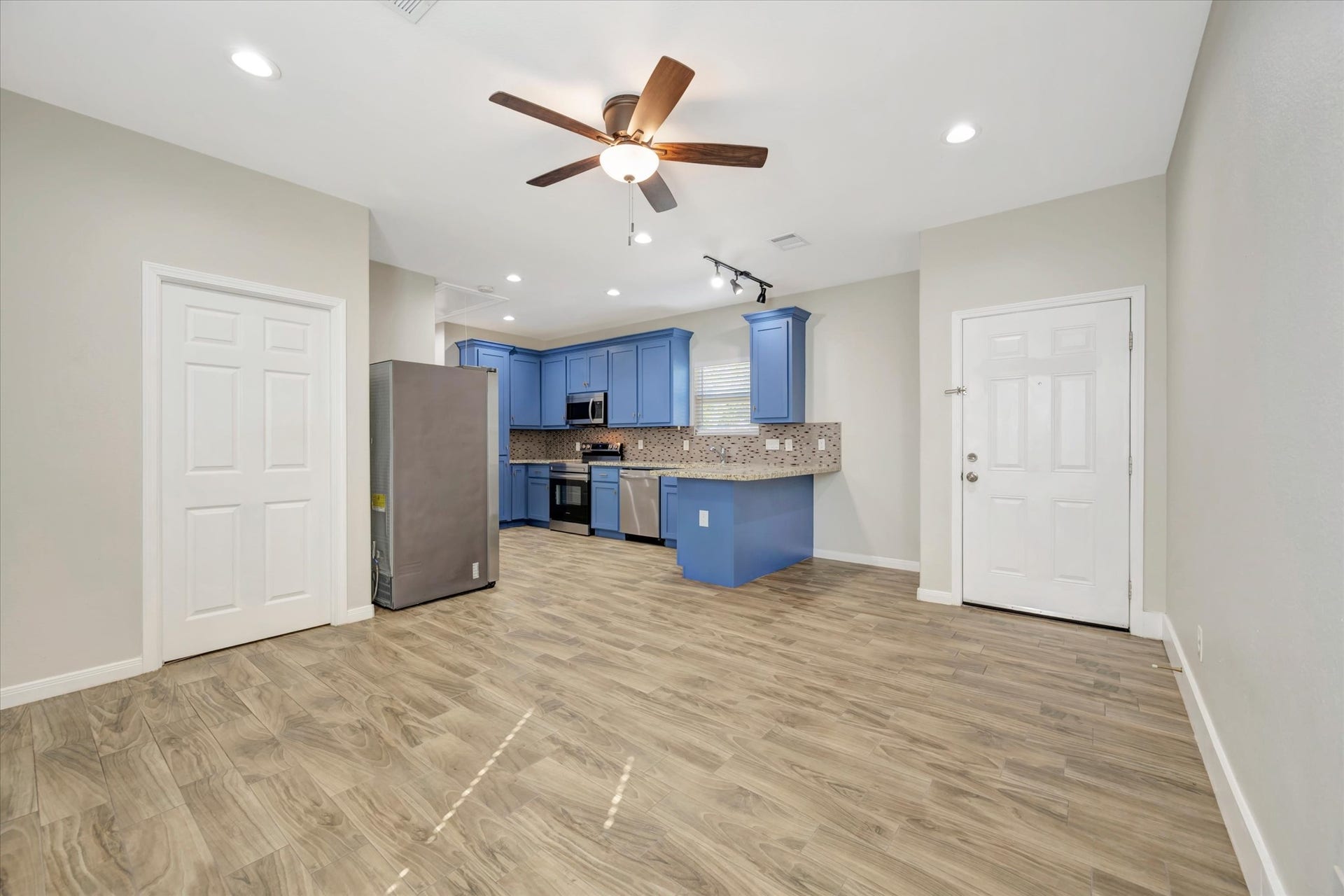 904 W Sealy Street, #A-B, Alvin, TX 77511 Unit B Living Area