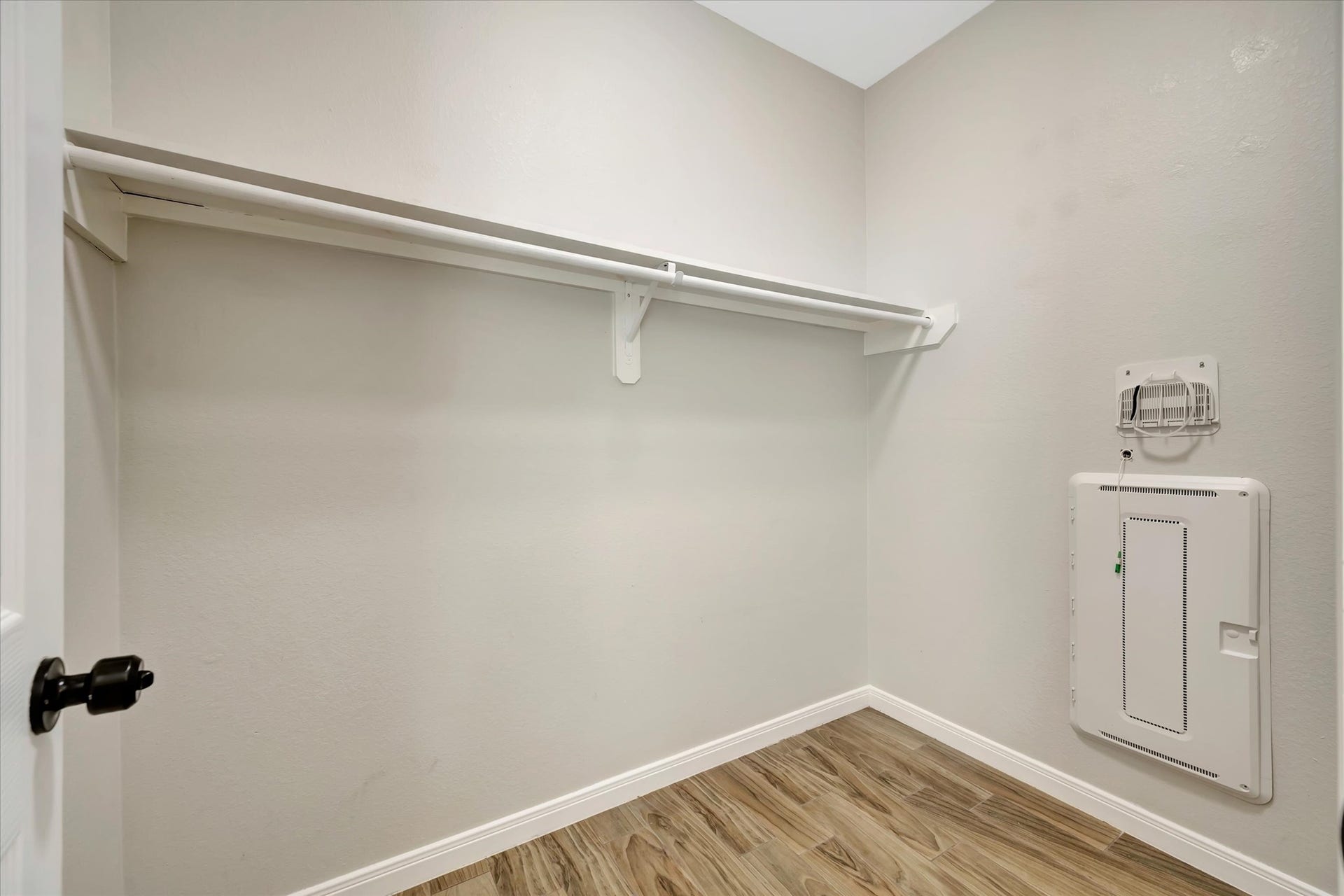 904 W Sealy Street, #A-B, Alvin, TX 77511 Unit B Primary Bedroom Closet