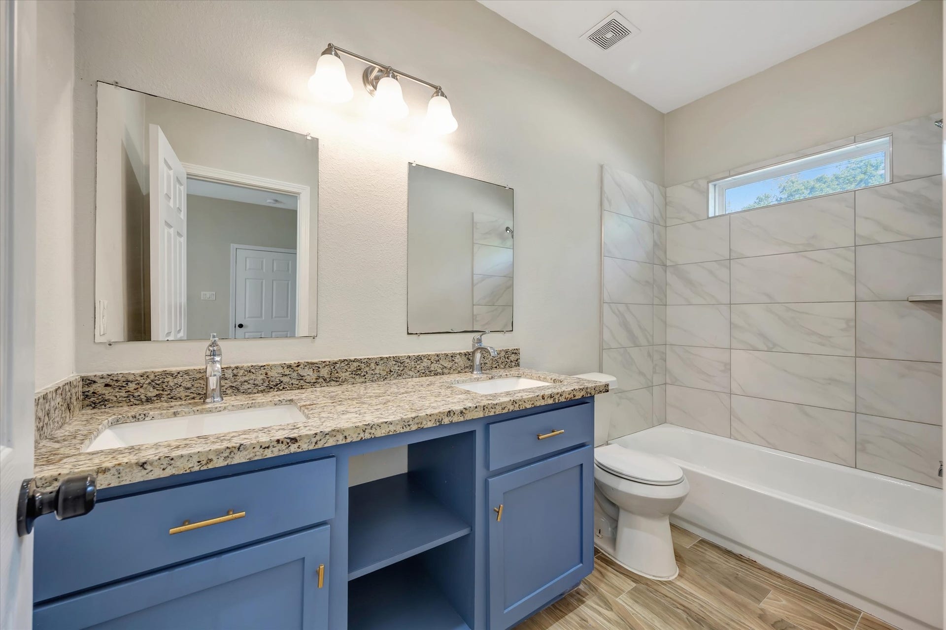 904 W Sealy Street, #A-B, Alvin, TX 77511 Primary Bathroom