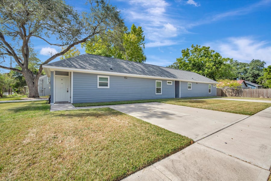 Property photo for 904 W Sealy Street, #A-B, Alvin, TX