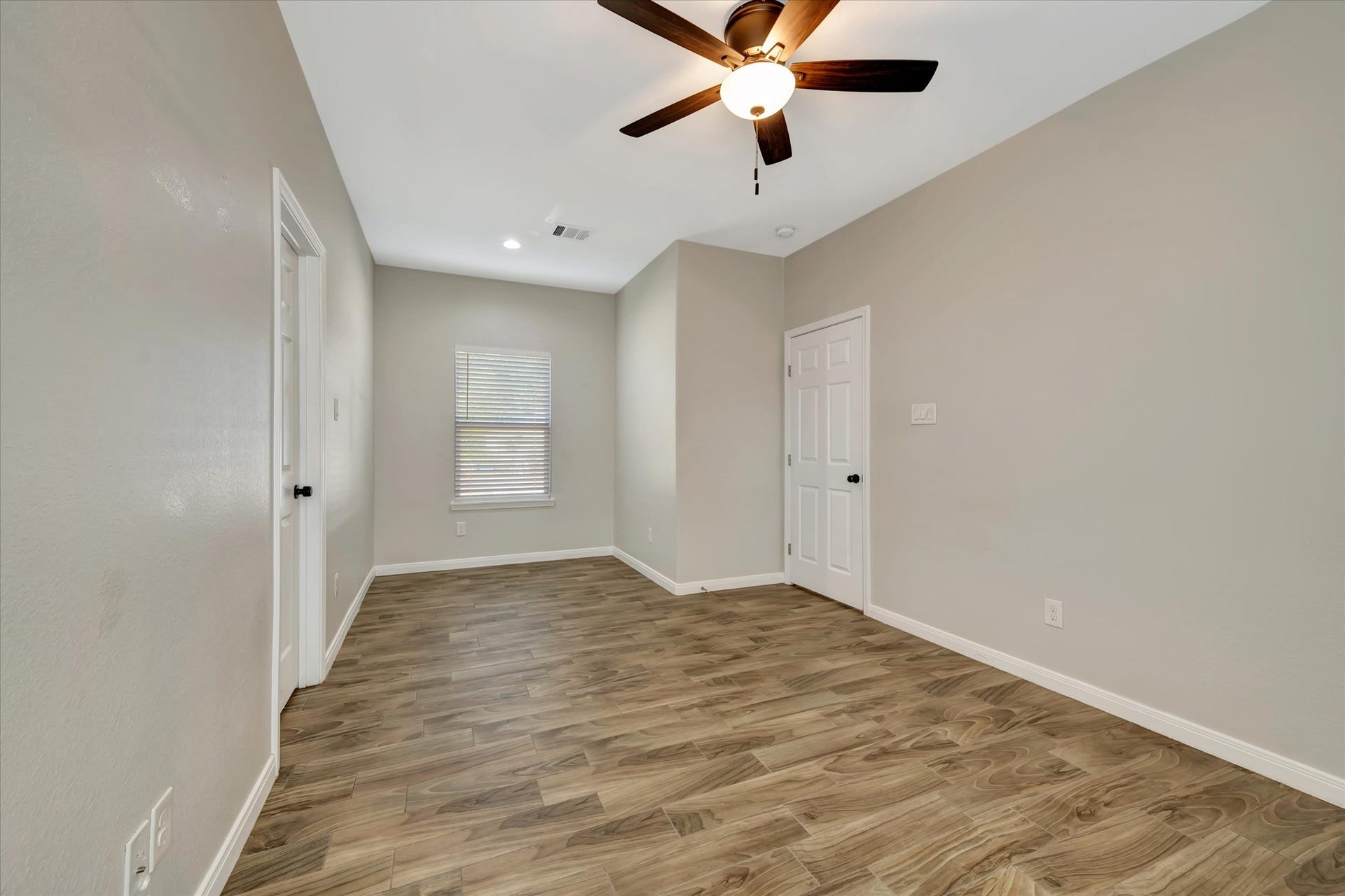 904 W Sealy Street, #A-B, Alvin, TX 77511 Unit B Primary Bedroom with cubby area