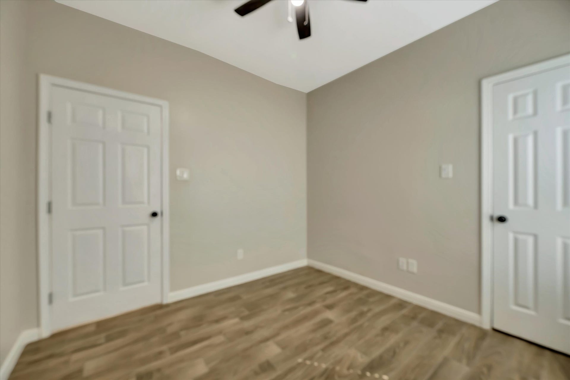 904 W Sealy Street, #A-B, Alvin, TX 77511 Primary Bedroom has walk-in closet