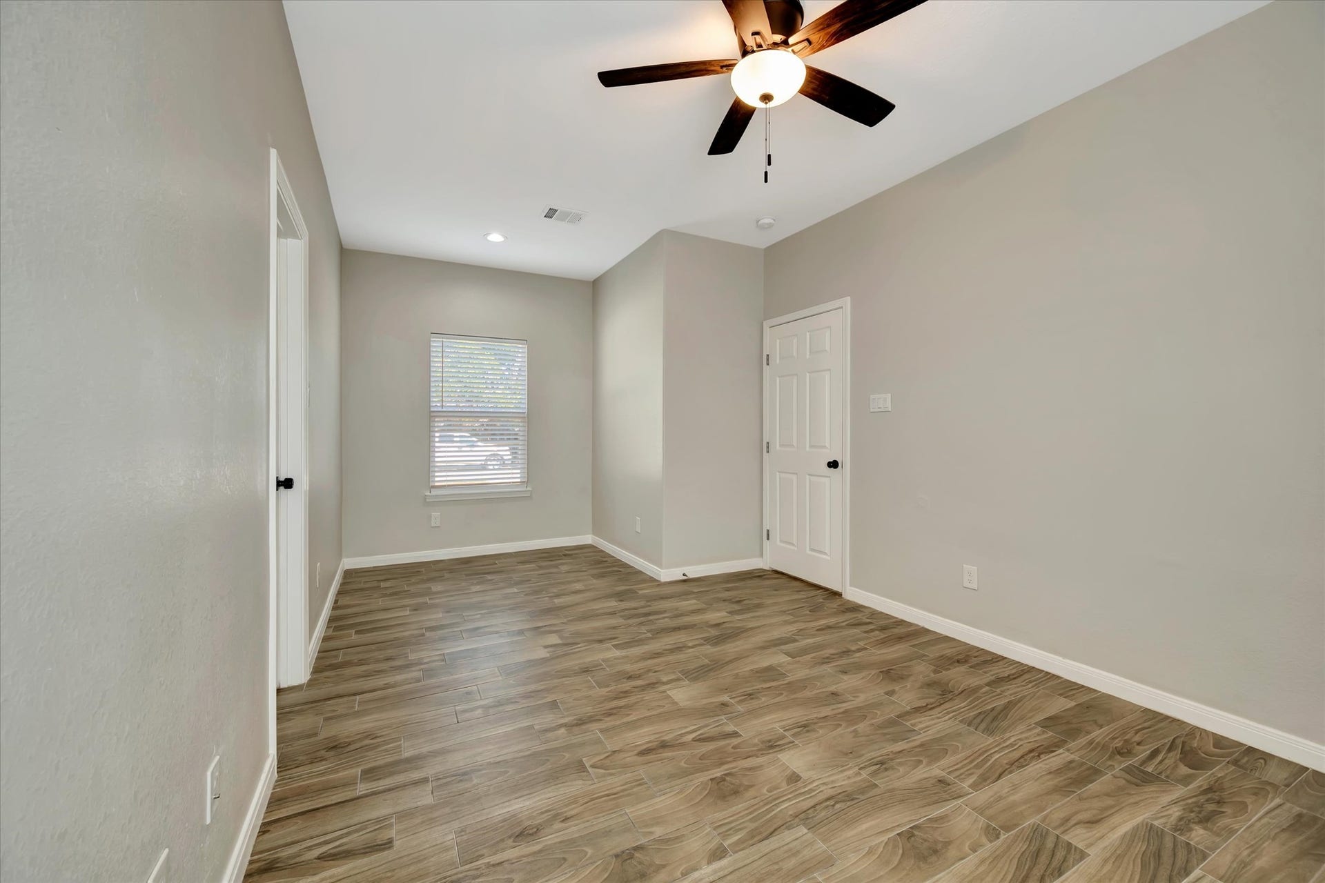 904 W Sealy Street, #A-B, Alvin, TX 77511 Primary Bedroom with cubby area