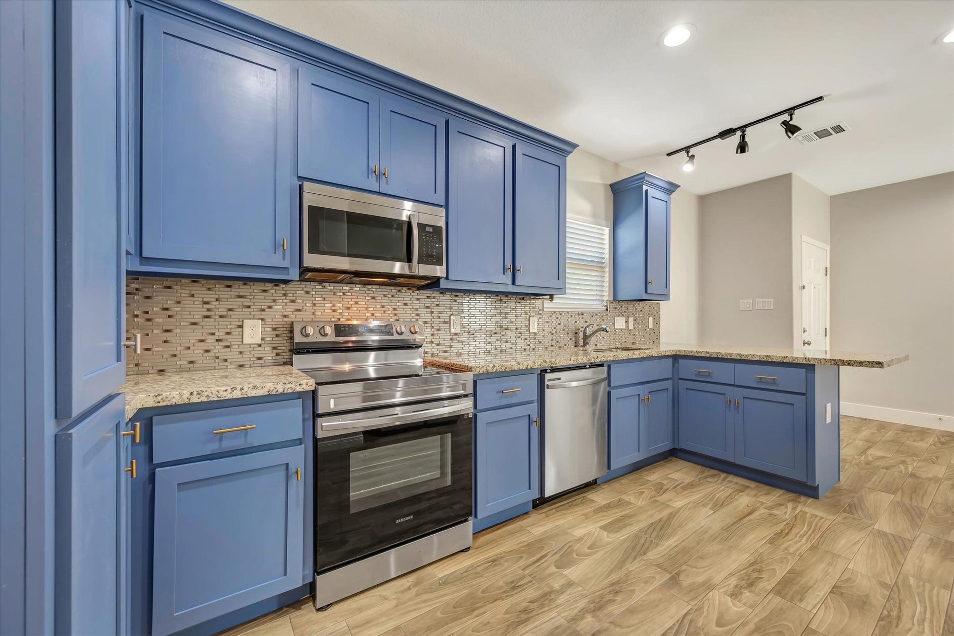 904 W Sealy Street, #A-B, Alvin, TX 77511 Unit B features grainite countertops