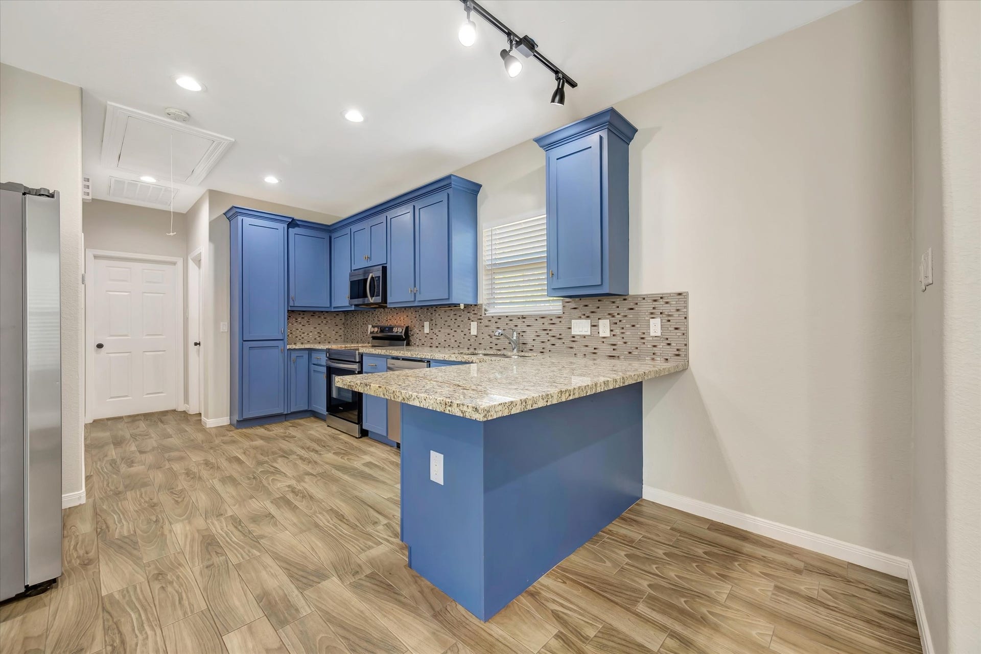 904 W Sealy Street, #A-B, Alvin, TX 77511 904 W Sealy Street, #A-B, Alvin, TX 77511