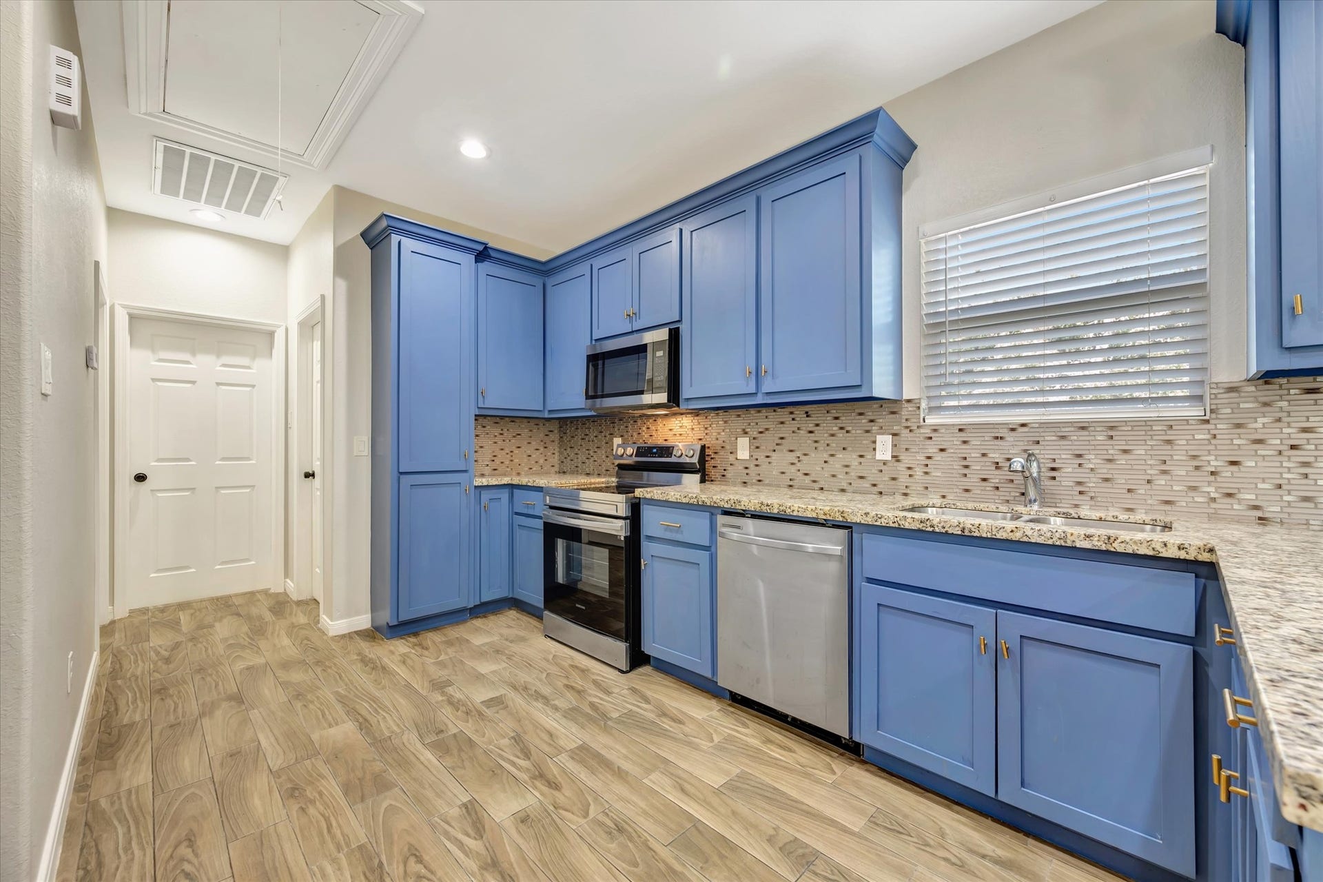 904 W Sealy Street, #A-B, Alvin, TX 77511 Kitchen has granite Countertops