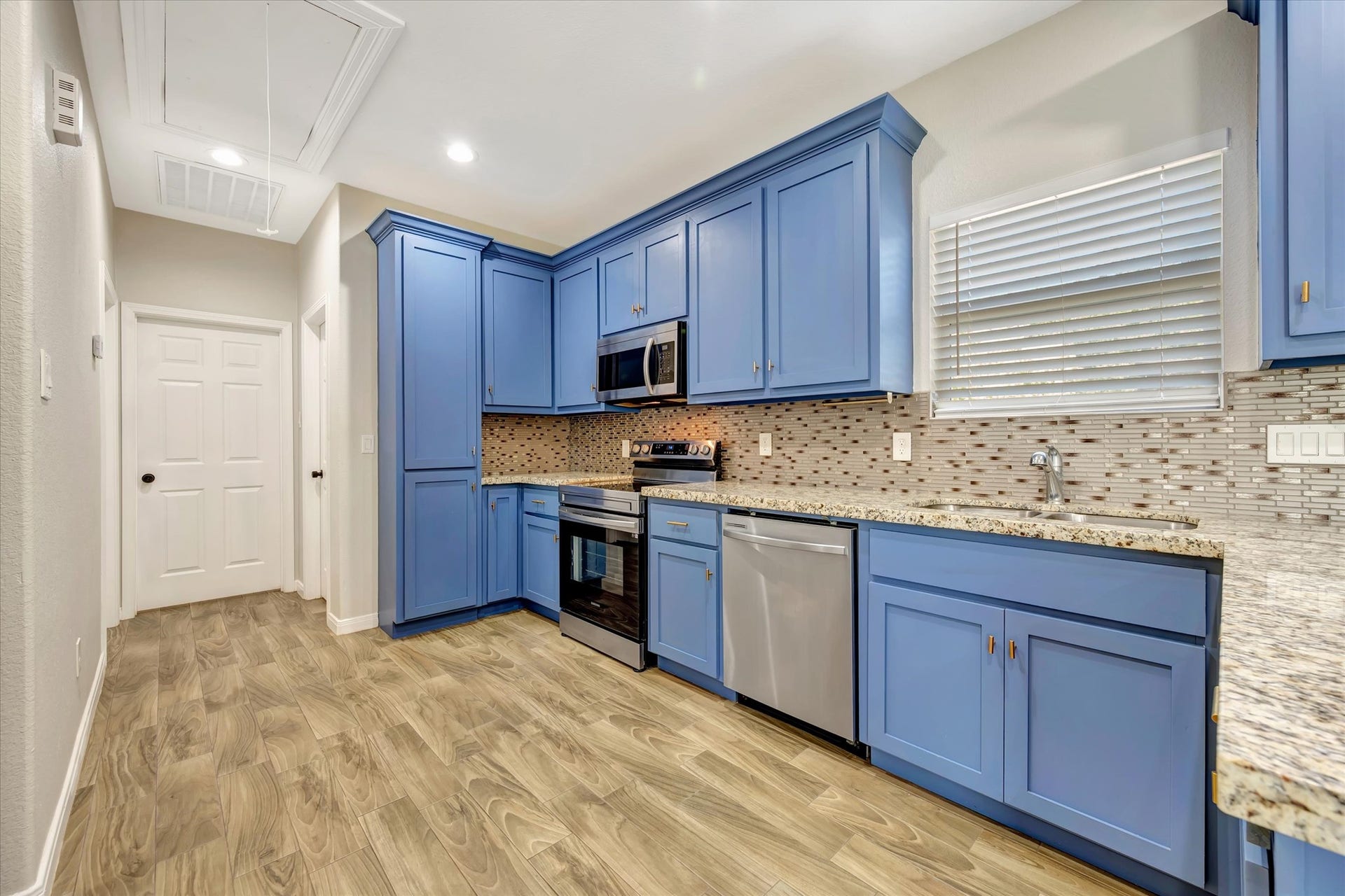 904 W Sealy Street, #A-B, Alvin, TX 77511 Unit B Kitchen with plenty of cabinets