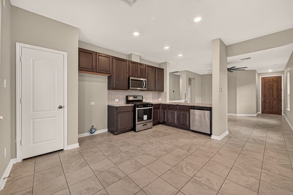 6031 Diamond Sky Lane, Houston, TX 77048 6031 Diamond Sky Lane, Houston, TX 77048