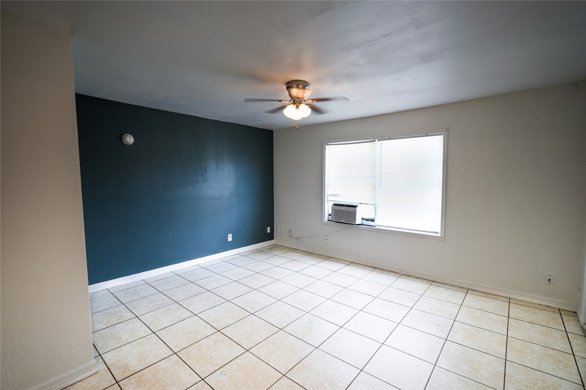 1138 4th Avenue N, Texas City, TX 77590 Living room