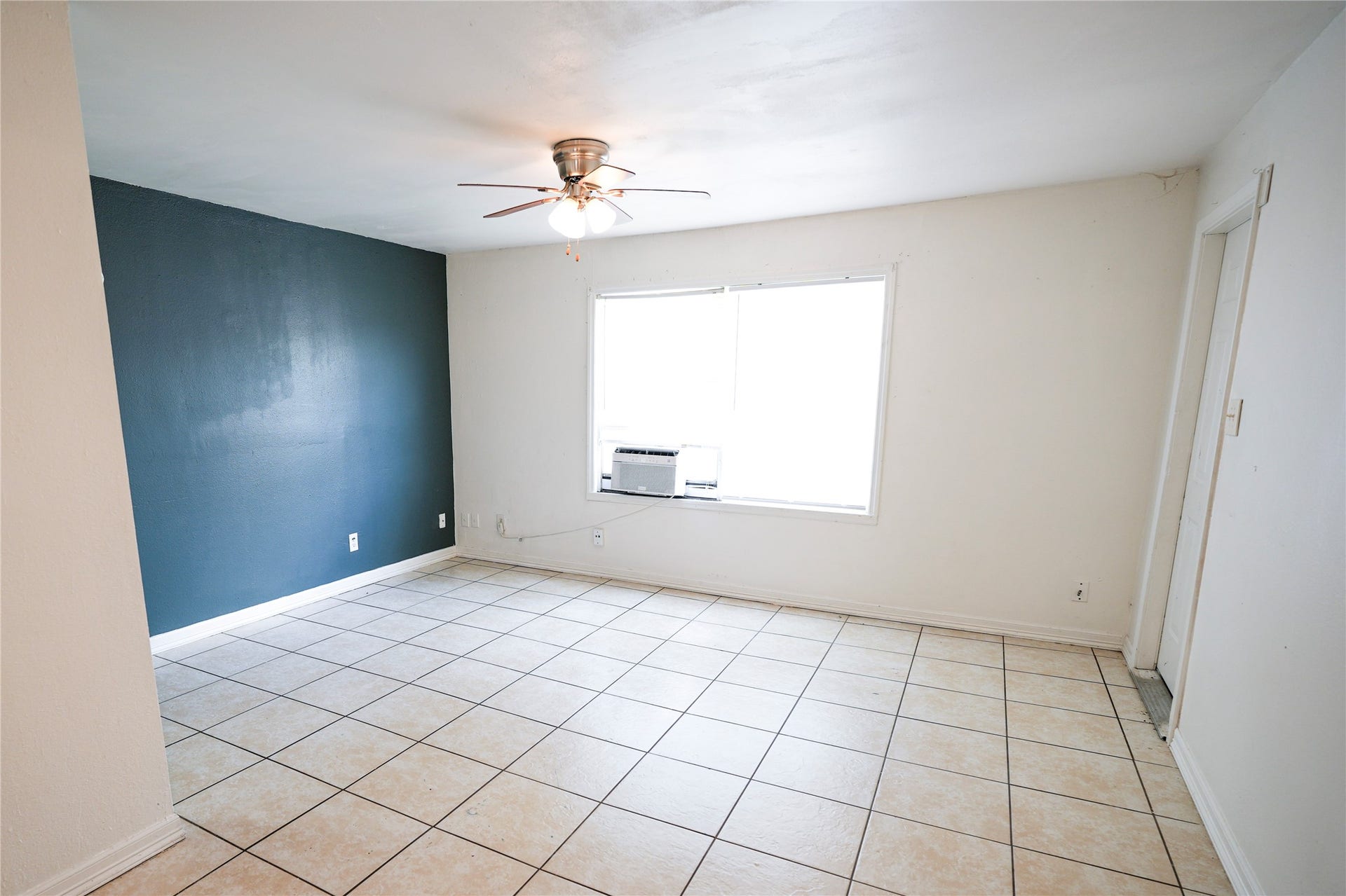 1138 4th Avenue N, Texas City, TX 77590 Living room