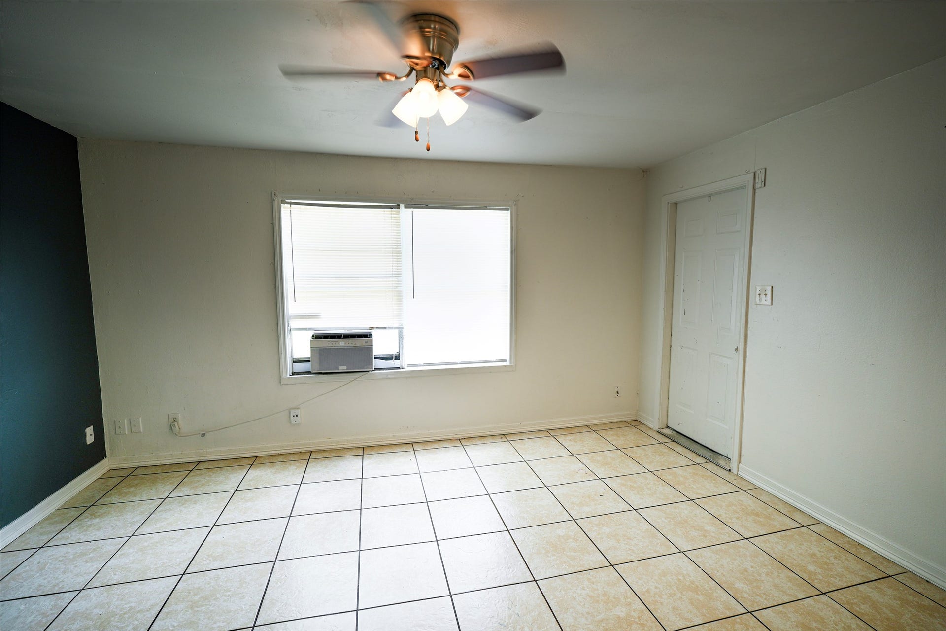 1138 4th Avenue N, Texas City, TX 77590 Living room
