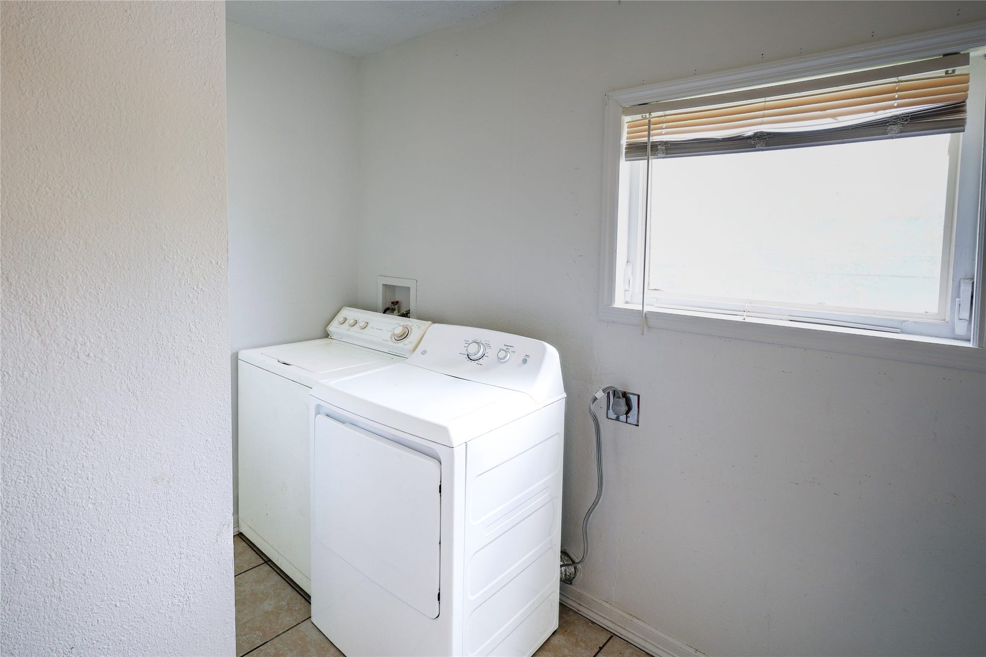 1138 4th Avenue N, Texas City, TX 77590 Laundry area