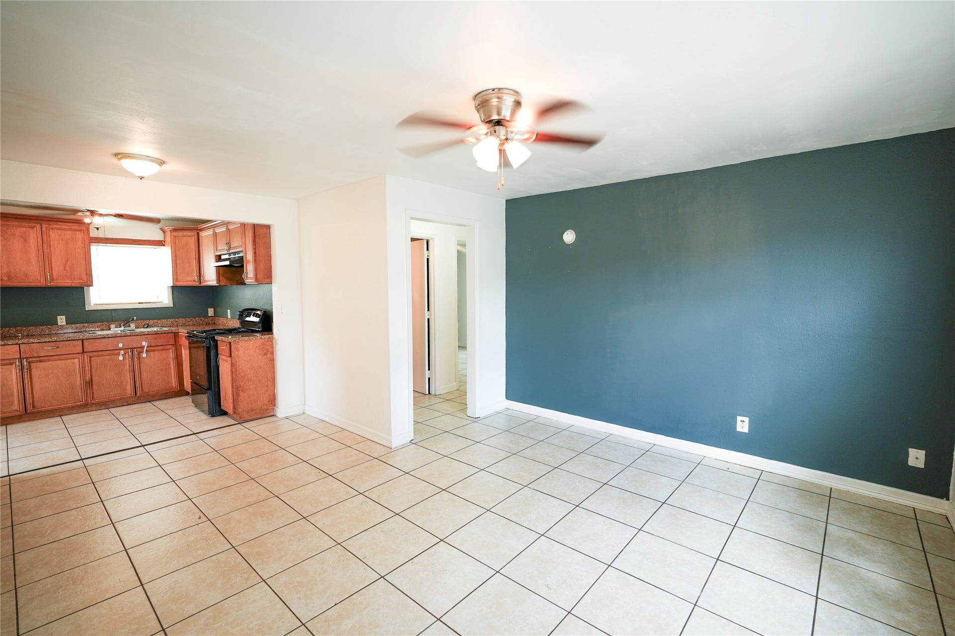 1138 4th Avenue N, Texas City, TX 77590 Living room upstairs unit