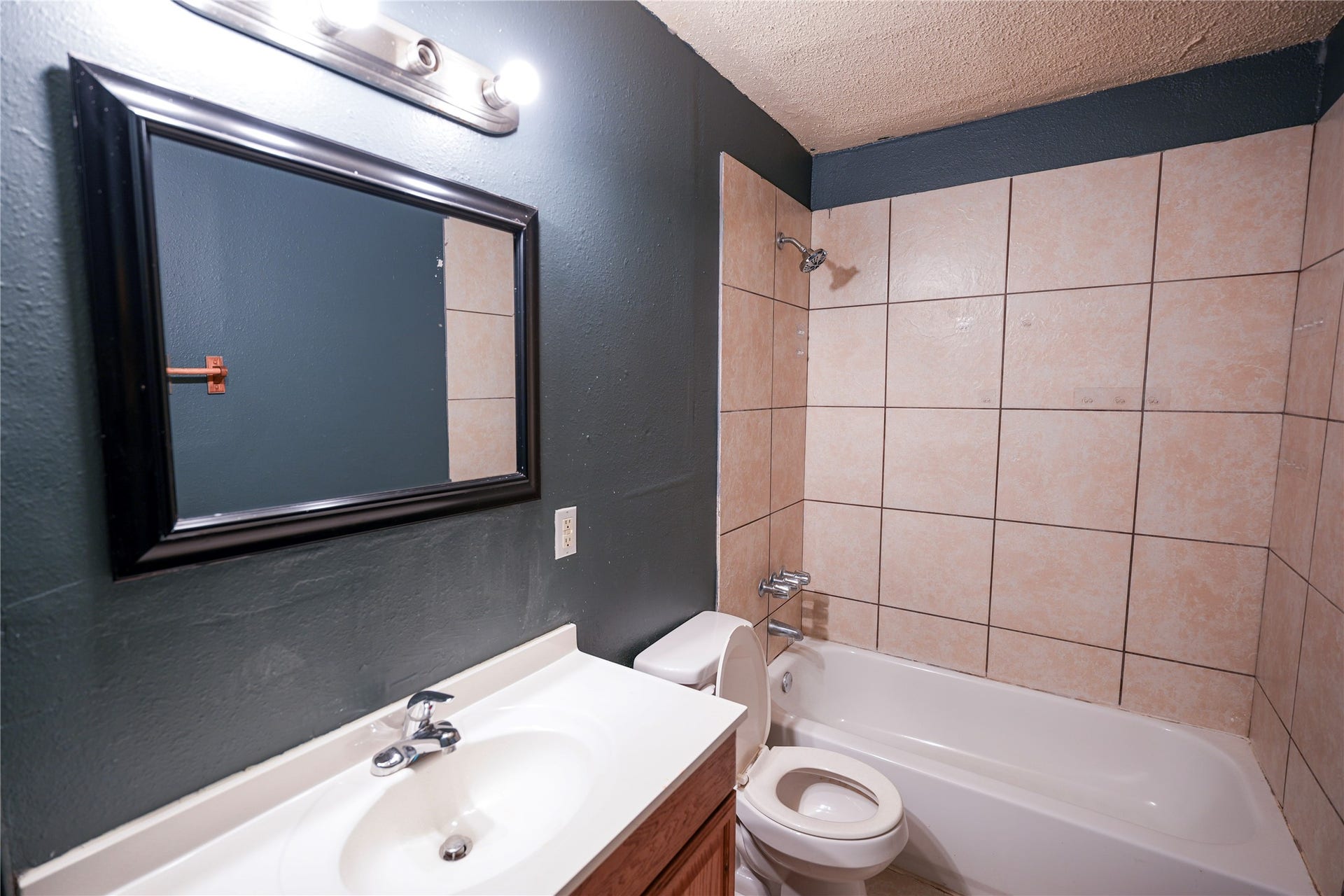 1138 4th Avenue N, Texas City, TX 77590 Bathroom