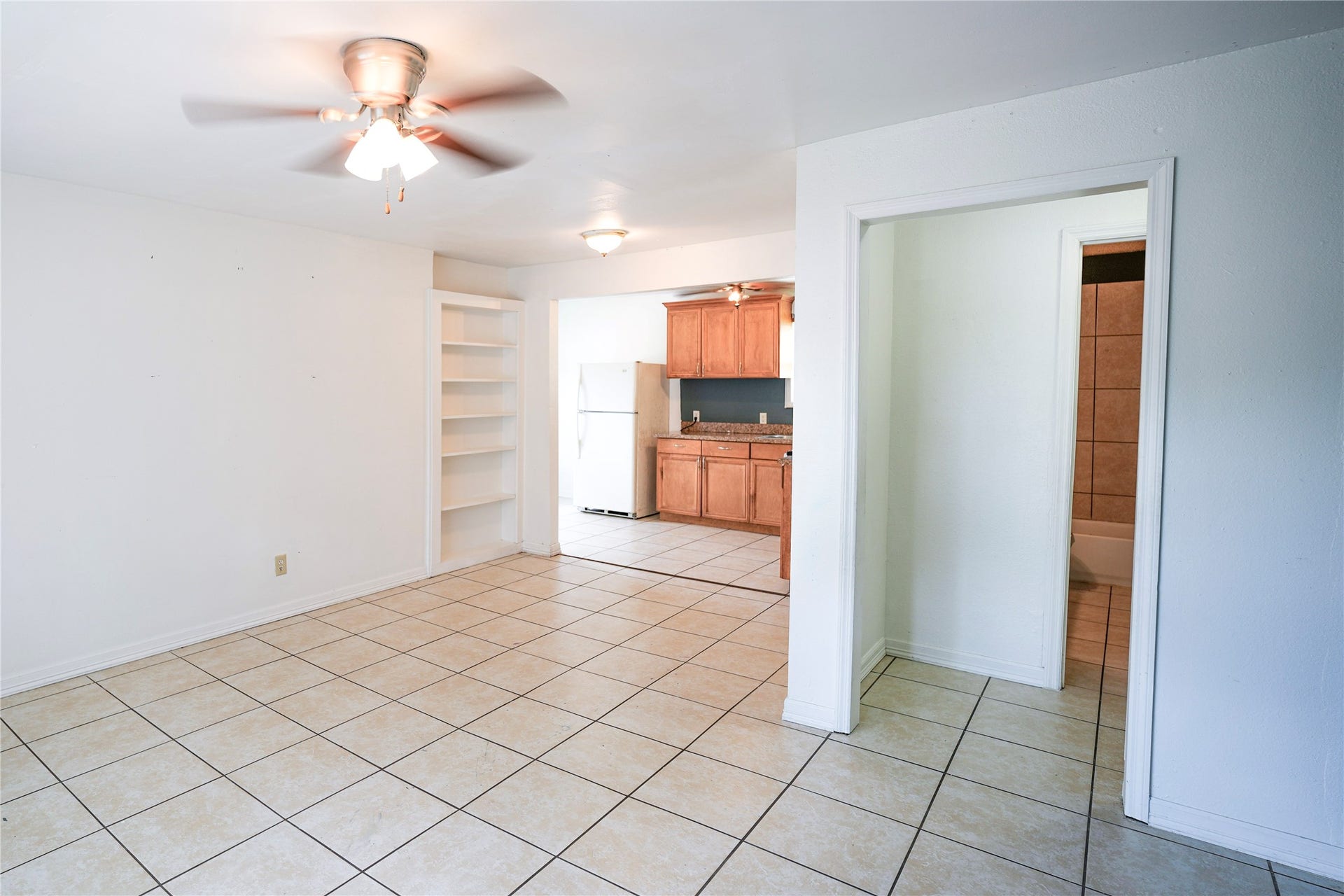 1138 4th Avenue N, Texas City, TX 77590 Living room