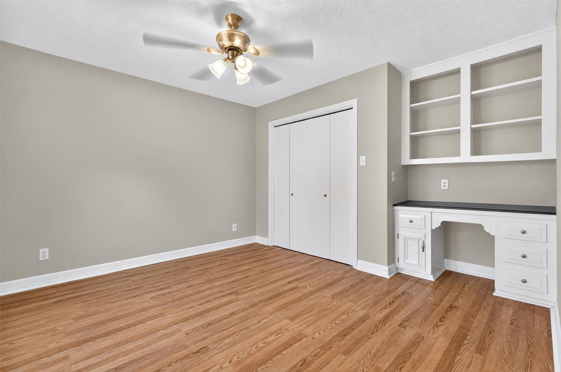 Bedroom with out virtual staging