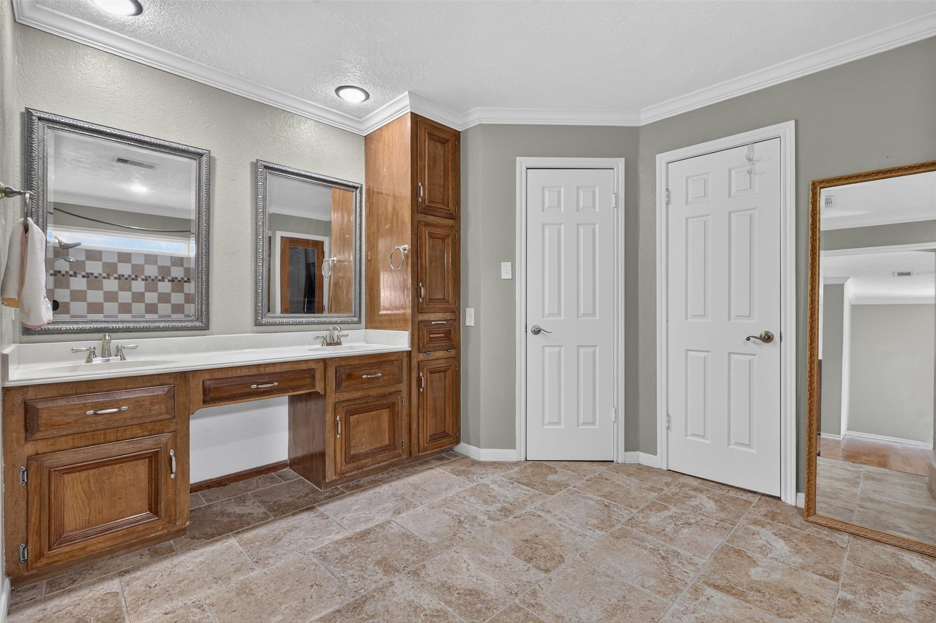 Primary bath with 2 sinks, 2 walk in closets