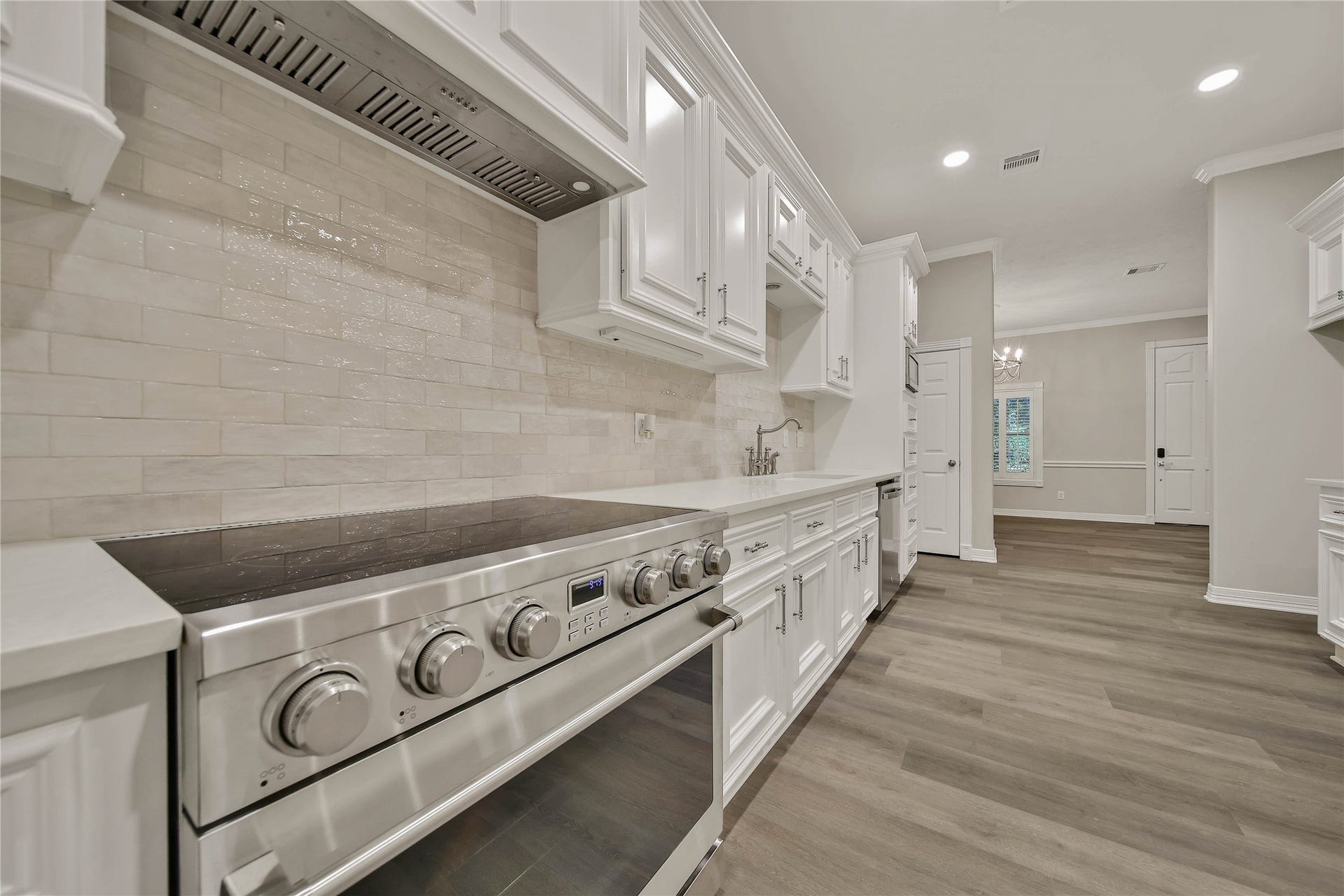 1125 W Stroker Road, #1125, Crosby, TX 77532 36" electric range and custom hood.