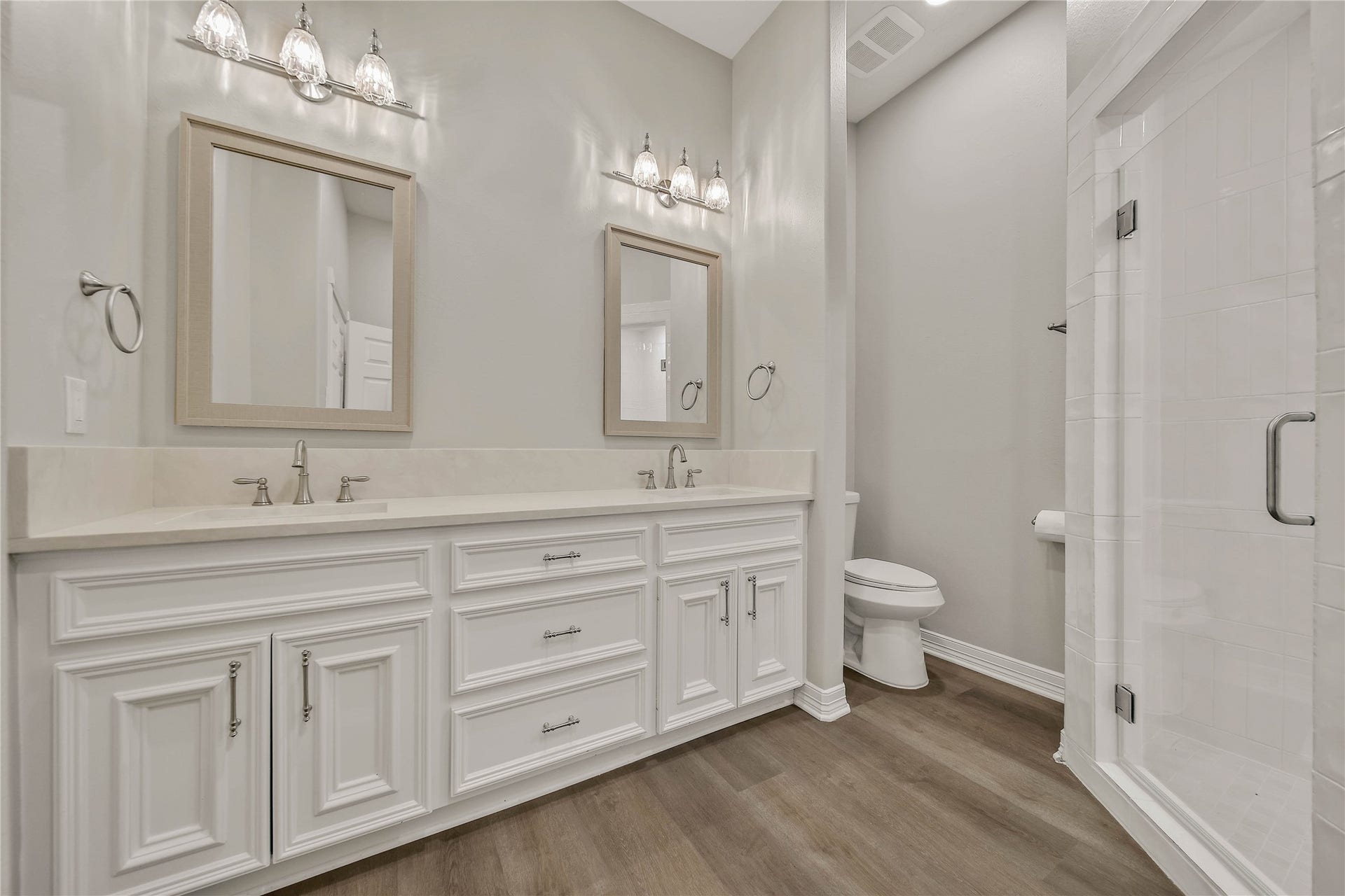 1125 W Stroker Road, #1125, Crosby, TX 77532 Master ensuite bathroom.