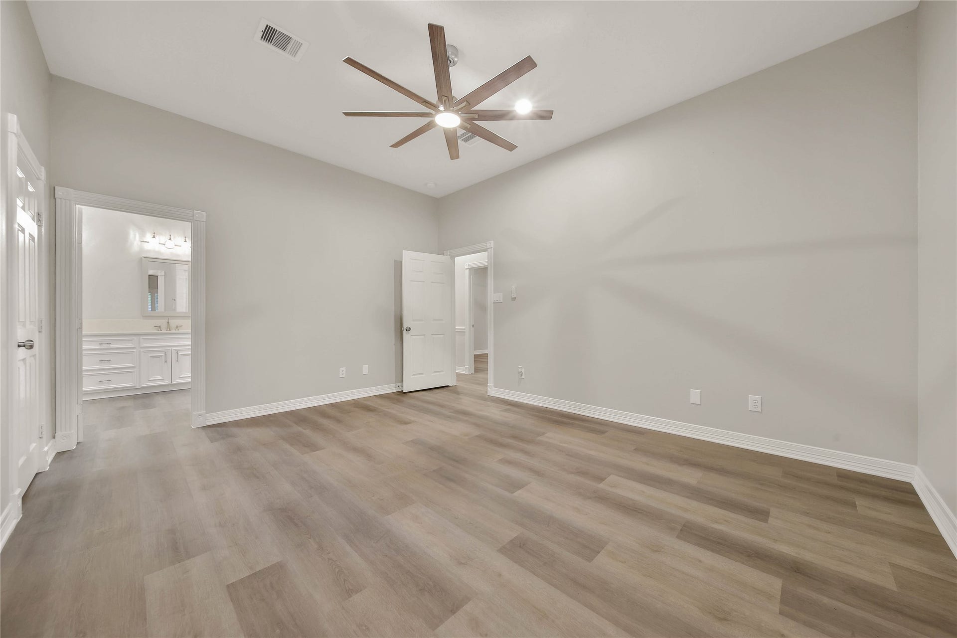 1125 W Stroker Road, #1125, Crosby, TX 77532 Master bedroom with ensuite.