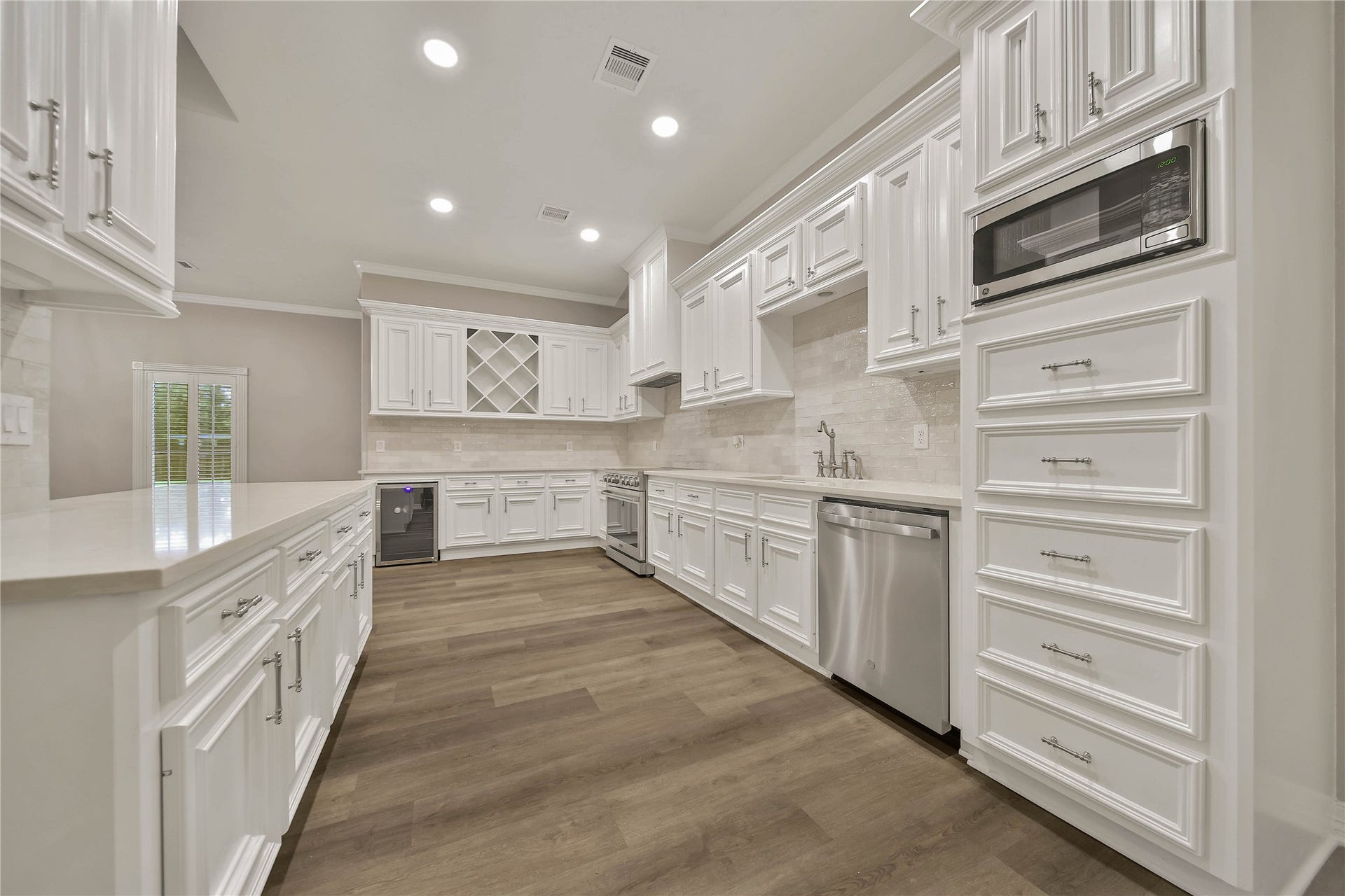 1125 W Stroker Road, #1125, Crosby, TX 77532 Massive kitchen with custom cabinets.