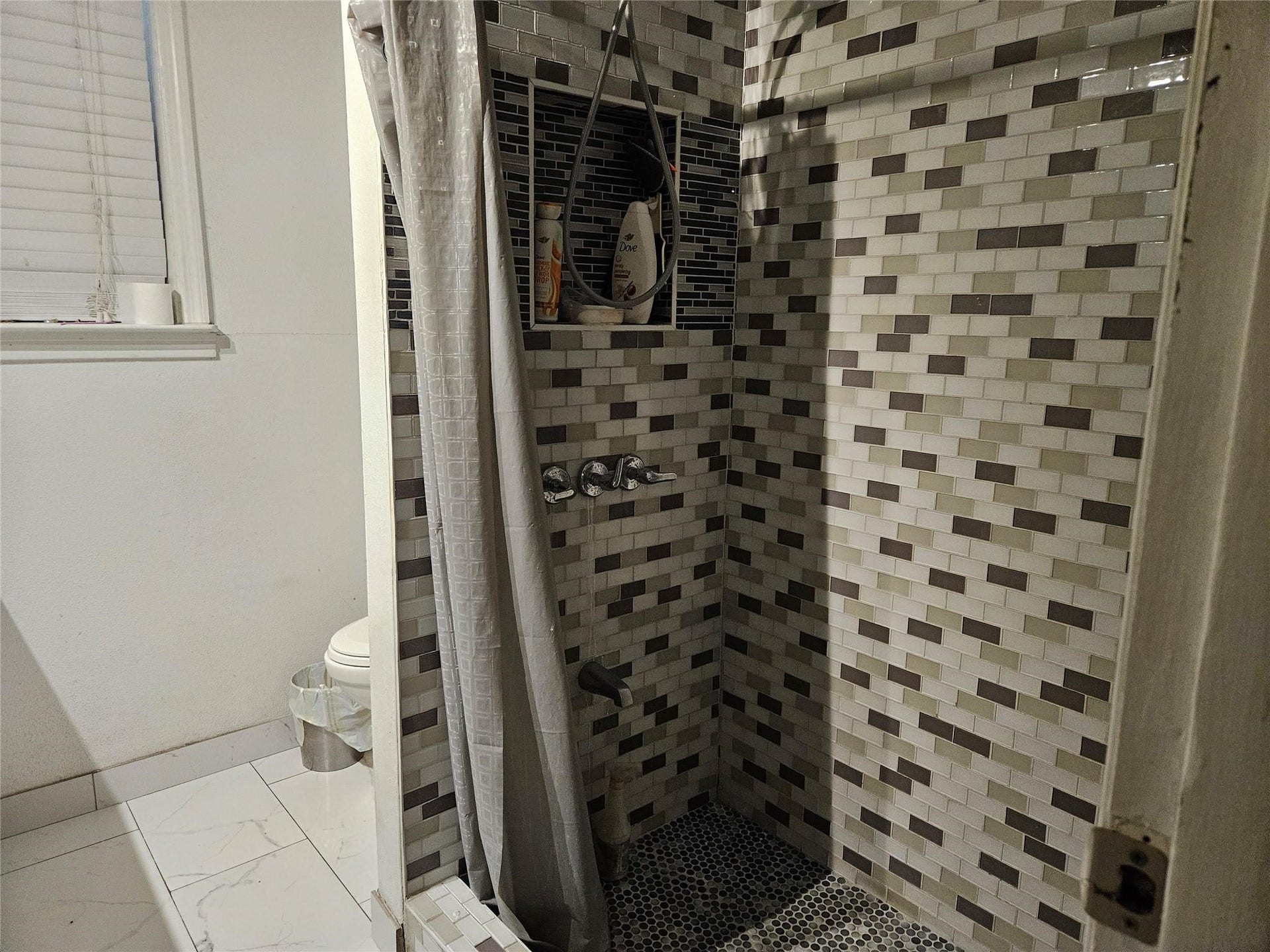 121 Norview Drive, Houston, TX 77022 121 Norview Drive, Houston, TX 77022