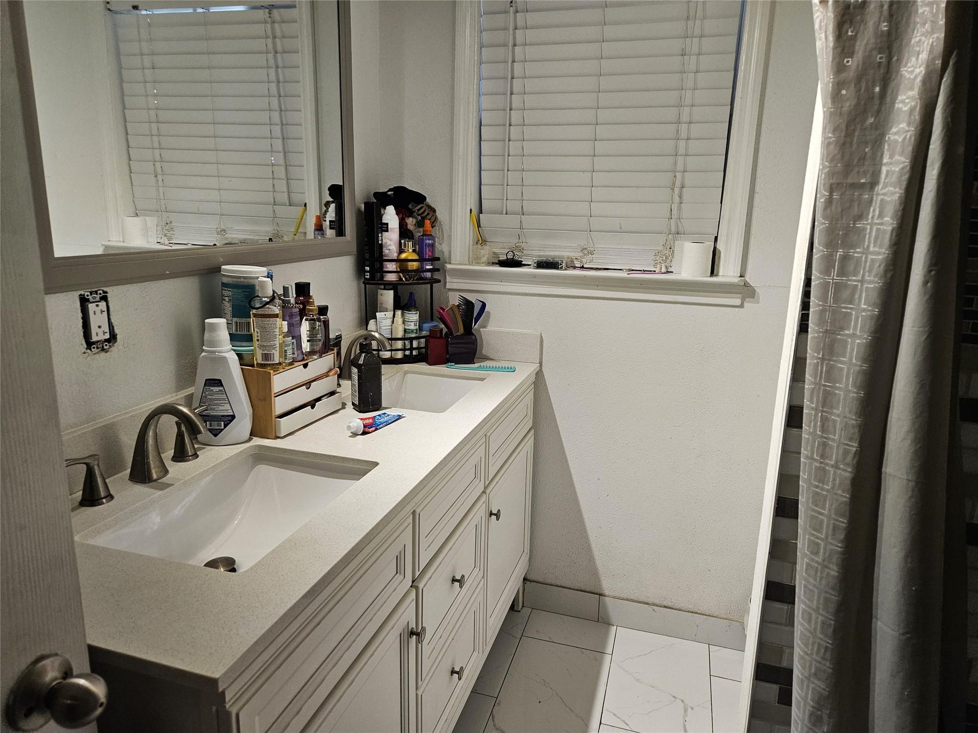 121 Norview Drive, Houston, TX 77022 121 Norview Drive, Houston, TX 77022