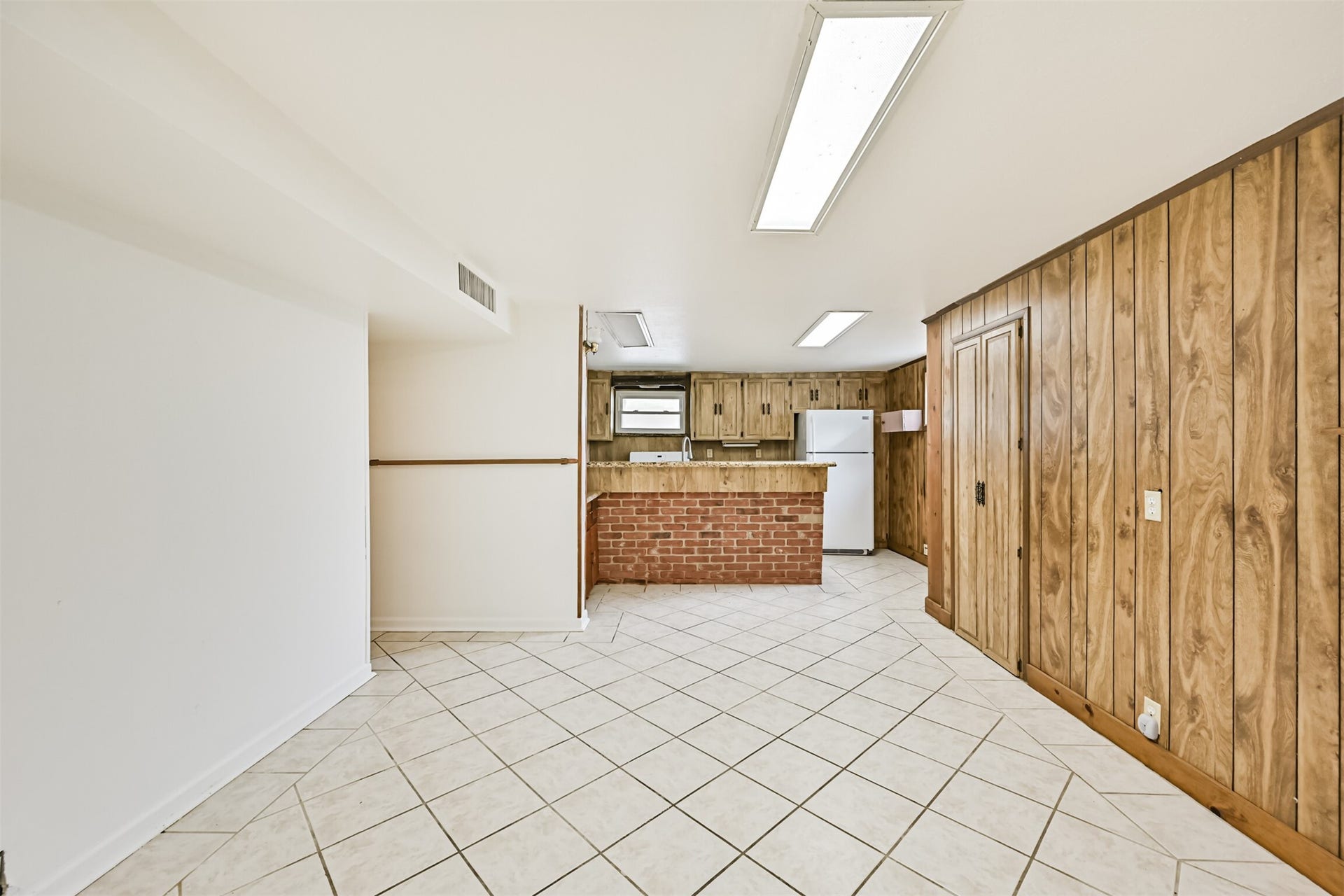 1102 9th Street, Galveston, TX 77550 lower unit breakfast and kitchen area