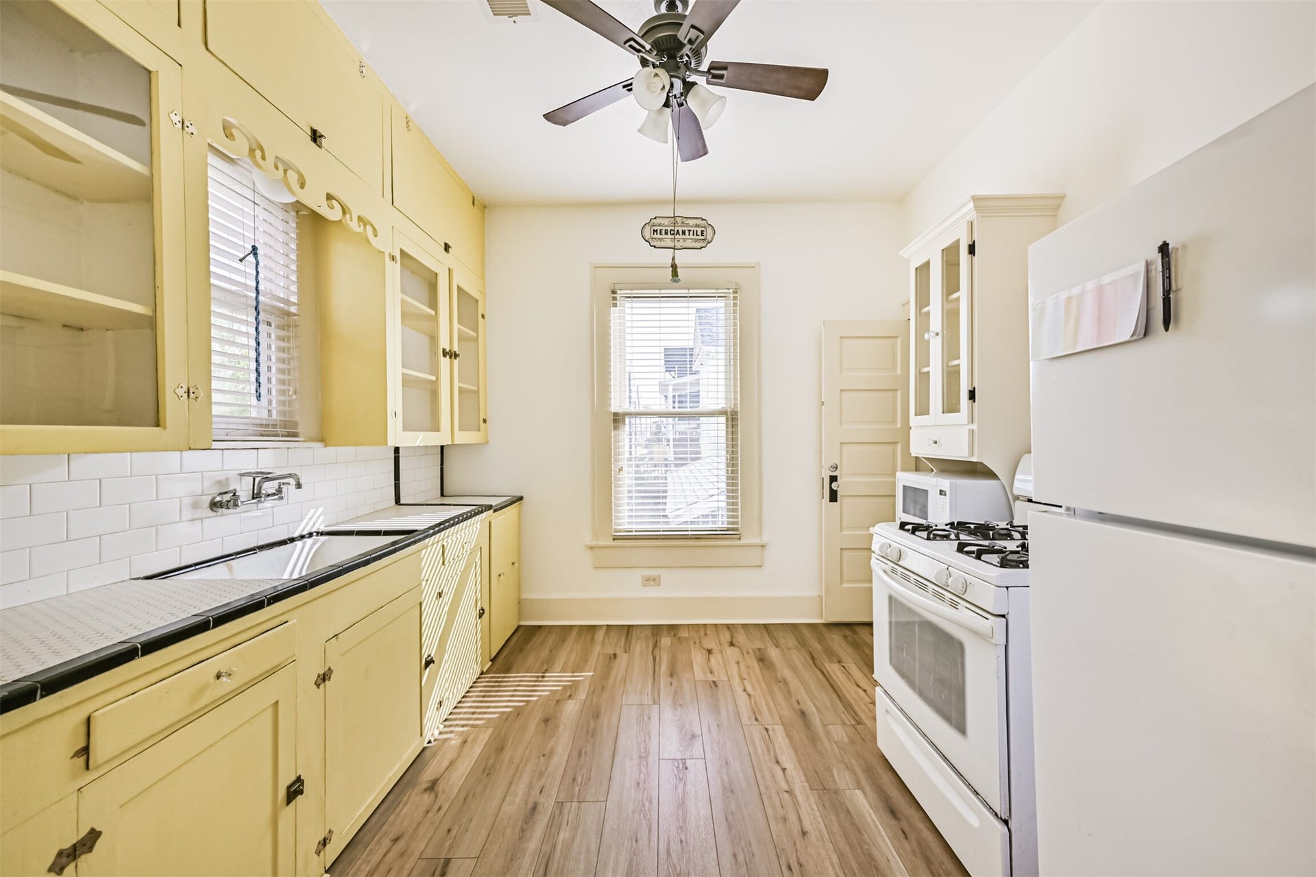 1102 9th Street, Galveston, TX 77550 Upper level kitchen